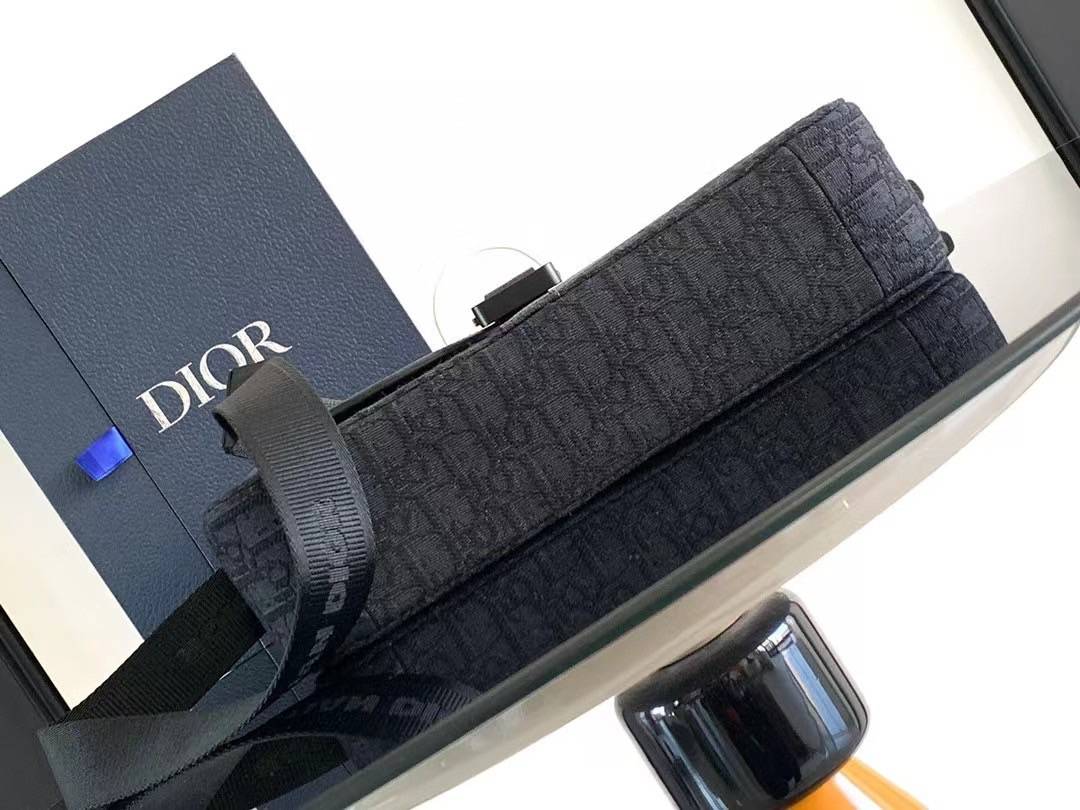 Large DIOR Saddle Messenger Bag with Flap 30cm กระเป๋าทรงแมสเซ็นเจอร์รุ่นยอดนิยม ท่านชายควรมีมากค่า ใบใหญ่จุของได้เยอะ สวยหรูดูดีมีระดับ ต้องยกให้รุ่นนี้เลยค่ะ