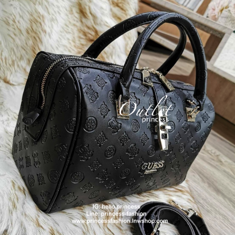 GUESS WOMEN’S SINGNATURE BOWLING BAG กระเป๋าสะพายทรง Bowling รุ่นใหม่จาก GUESS FACTORY หนังนิ่มสวยหรูอยู่ทรงปั้ม SINGNATURE BRAND รอบใบโดดเด่น ใบใหญ่กำลังดี น้ำหนักเบา ด้านหน้าประดับโลโก้ หูหิ้วเเข็งแรงพับลงได้ เปิดปิดด้วยซิปคู่สะดวกใช้ หัวซิปแบรนด์ ภายใน