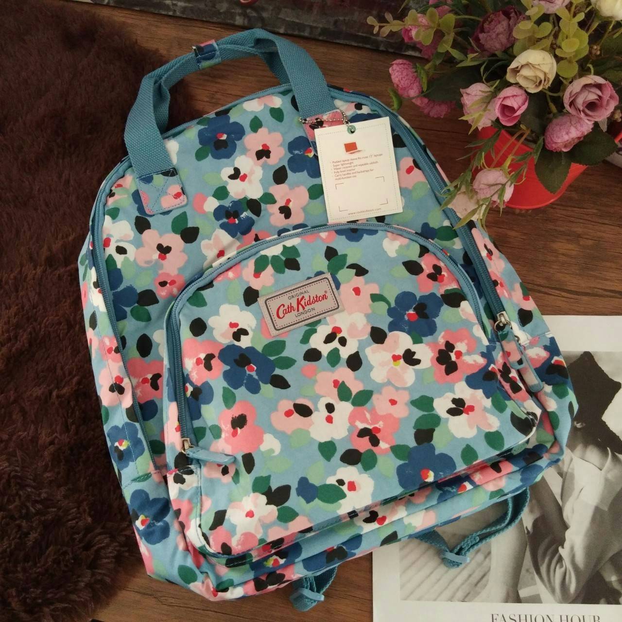 Cath Kidston Backpack Bag - กระเป๋าเป้ สไตล์วินเทจสุดฮิต - เปิด/ปิดกระเป๋าด้วยซิปรอบ - ภายใน มีช่องซิปใหญ่ใส่ของ 2 ช่อง จุของได้เยอะ - ด้านหน้ามีช่องซิปเล็ก 1 ช่อง