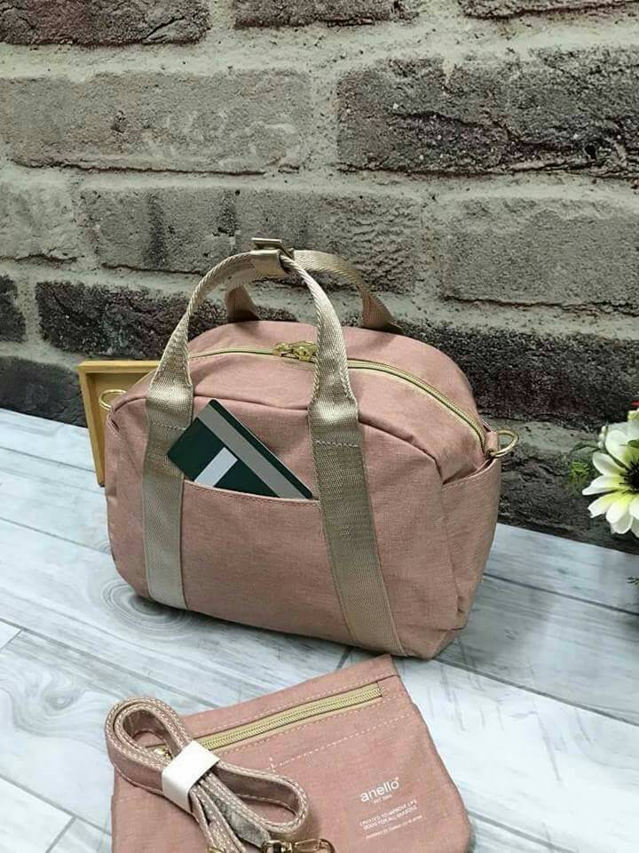 Anello Mini Boston shoulder Bag New arrival คอลเลคชั่นใหม่ล่าสุด ชน shop ค่ะ กระเป๋าถือ หรือสะพายข้าง ขนาดกำลังน่ารัก เปิดปิดด้วยซิปคู่ ภายในมี ใบลูกให้อีก 1 ใบ แยกใช้ได้ค่ะ ด้านหน้าสกรีนโลโก้แบรนด์ มีช่องทั้ง 4 ด้าน หน้าหลัง และด้านข้างใช้งานได้จริง มา พ