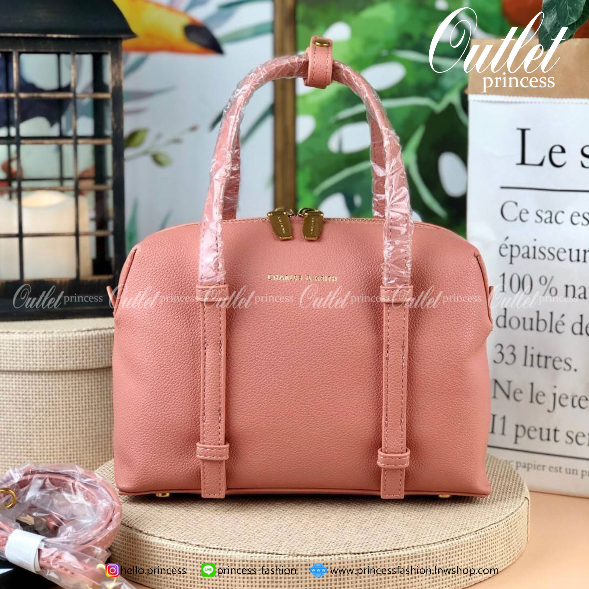 Charles & Keith Bowling Bag กระเป๋าถือ/สะพายทรงโบว์ลิ่ง จุของดีมากๆ วัสดุหนังลายลิ้นจี่ ปั๊มโลโก้แบรนด์ด้านหน้า มีหมุดรองฐานกระเป๋าทั้ง 4 มุม รุ่นนี้จะมีตัวล็อกหูหิ้วกระเป๋าด้วยค่า เปิดปิดแบบซิป ด้านในมีช่องซิปเล็กอีก 1 ช่อง ใส่กระเป๋าเงินใบยาวได้ค่า กับข