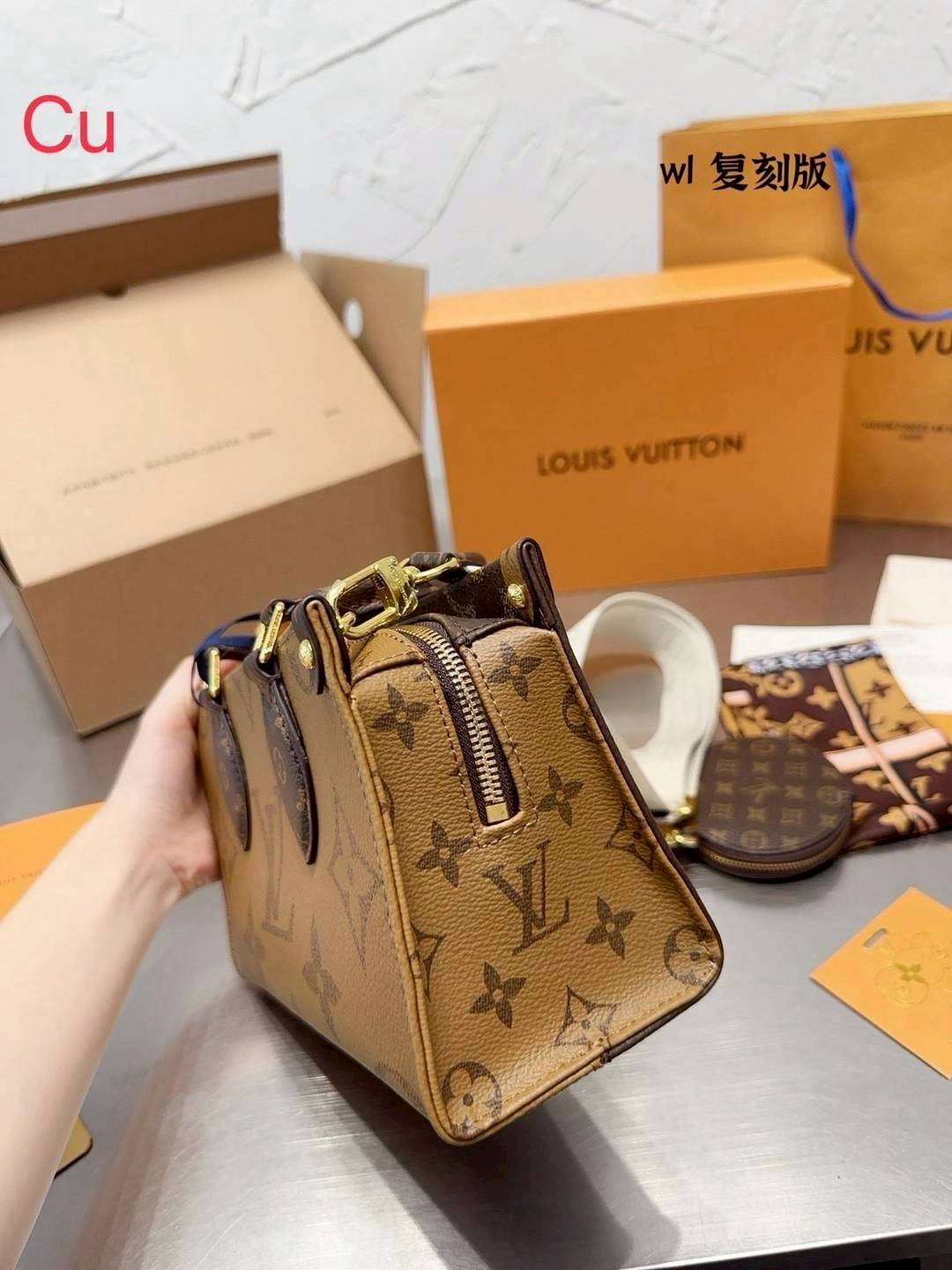 LV OnTheGo East West กระเป๋าทรงโท้ทดีไซน์วินเทจลายพริ้นท์คมสวย สลับใช้ด้านหน้าหรือหลัง ก็ดูดีไม่แพ้กัน สวยหรูผู้ดีที่ใครเห็นต้องเป็นคลั่งรัก