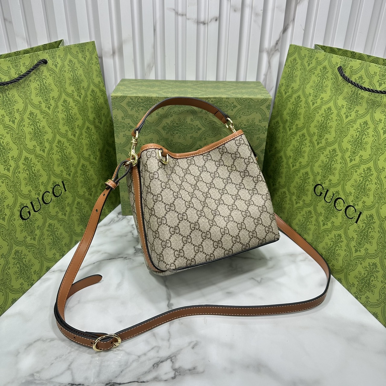 7.5" ORI หนังแท้ | Gucci GG Emblem small bucket bag กระเป๋าสะพายทรงบัคเก็ตใบเล็ก คอลใหม่ตีความประวัติศาสตร์แห่งความสง่างามและงานฝีมือของแบรนด์ขึ้นใหม่