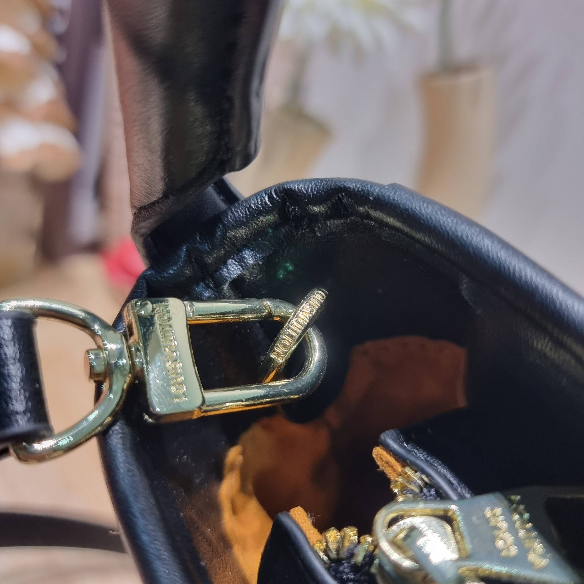 LV PETIT BUCKET BAG ไอเท็มเอ็กซ์คลูซีพจัดมาให้สาวๆโดยเฉพาะ!! กับกระเป๋าสะพายรุ่นลิมิเต็ดหายาก รูปทรงสวยงามสานเต็มใบ และยังโดดเด่นด้วยโลโก้