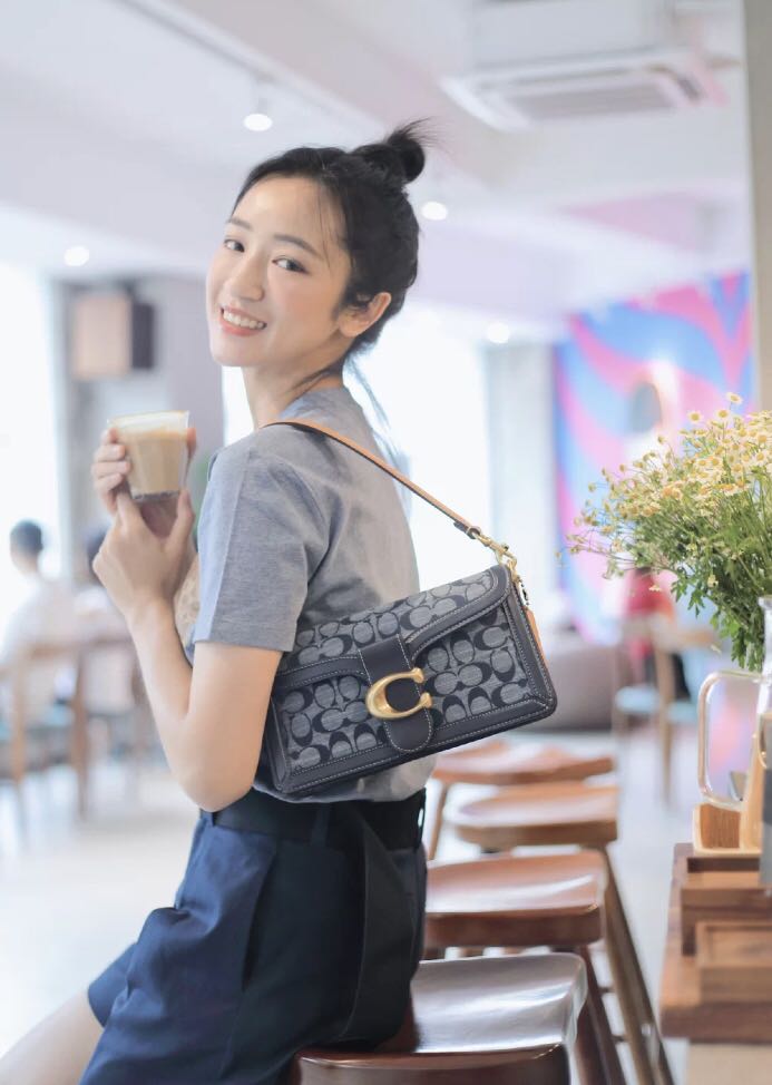 COACH Tabby Shoulder Bag 26 In Signature Chambray กระเป๋าหิ้วได้//คล้องไหล่ได้//สะพายข้างได้ วัสดุผ้าแคนวาสทอลายอย่างดี+หนังแท้ค่ะ เปิดปิดกระเป๋าแบบกระดุมแม่เหล็ก มีอะไหล่แบรนด์ตัวใหญ่ด้านหน้าหรูหราเลยทีเดียว ภายในกระเป๋ามีช่องหลักใส่ของ2ช่อง สามารถใส่กระ