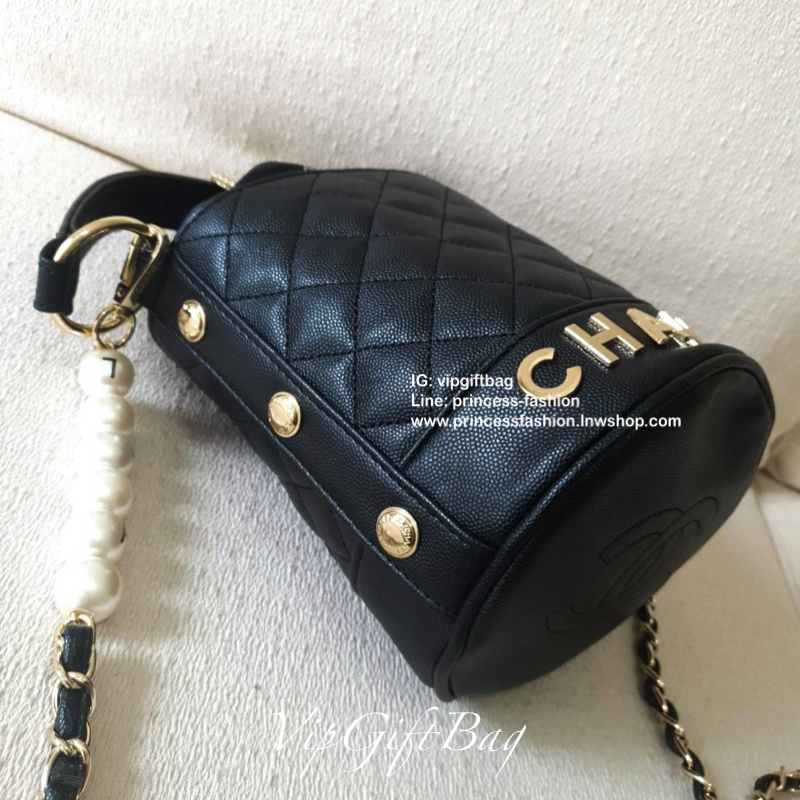 กรี้ดสลบสำหรับรุ่นนี้ งานหรูในราคาสบายกระเป๋ากับ CHANEL VIP GIFT(GWP) ของแท้ 100% จากเคาเตอร์แบรนด์ CHANEL ทรงจีบแบบกลมที่กำลังมาแรง ขนาดกำลังดี วัสดุหนัง CAVIER หูรูดโซ่อะไหล่ทอง ด้านในบุผ้าไนลอนปั้มแบรนด์ ใส่โทรศัพท์ได้ทุกรุ่น พร้อมของจุกจิก มีช่องซิปอี