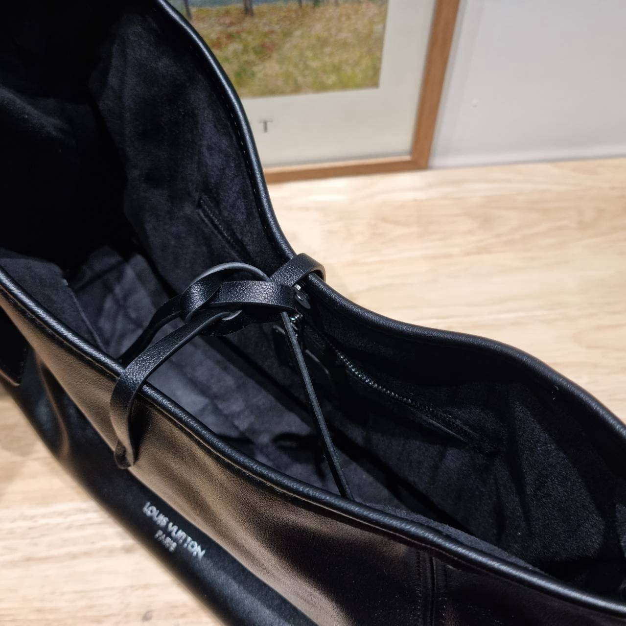 LV CARRYALL CARGO VIBE ใหม่ล่าสุด กระแสกระเป๋าไวบ์คาร์โก้มาแรงสุดๆ ดีไซน์สีดำคลาสสิค มีดีเทลลูกเล่นแซมลวดลายกิมมิค ทำให้กระเป๋าดูโก้และดูติดแกลมมาก เหมาะใช้ได้ทุกวัน