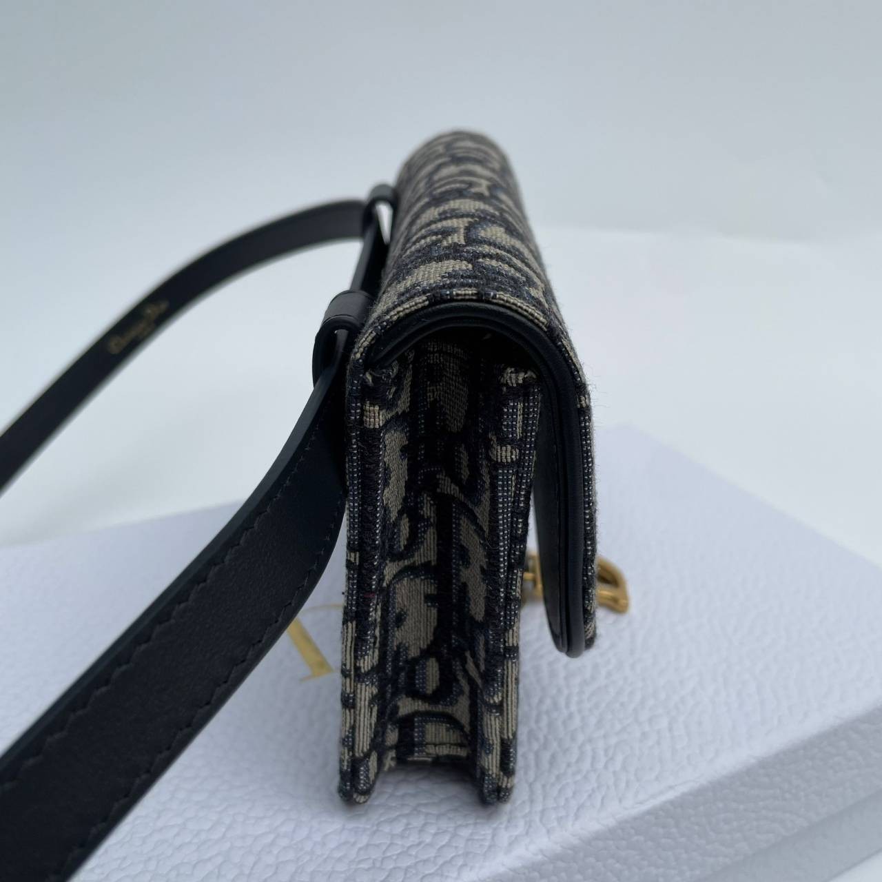 หนังแท้ DIOR SADDLE BELT POUCH Blue Dior Oblique Jacquard กระเป๋าคาดคาอก/คาดเอว เป็นทางเลือกที่ทันสมัยสำหรับกระเป๋าแบบคลาสสิก ตัดเย็บจากผ้าแจ็คการ์ด Dior Oblique โทนสี Navy Blue เข็มขัดถอดออกได้จะช่วยเสริมลุคให้ทุกชุด กระเป๋าคาดเอวจะสะพายไหล่ สะพายข้าง หร