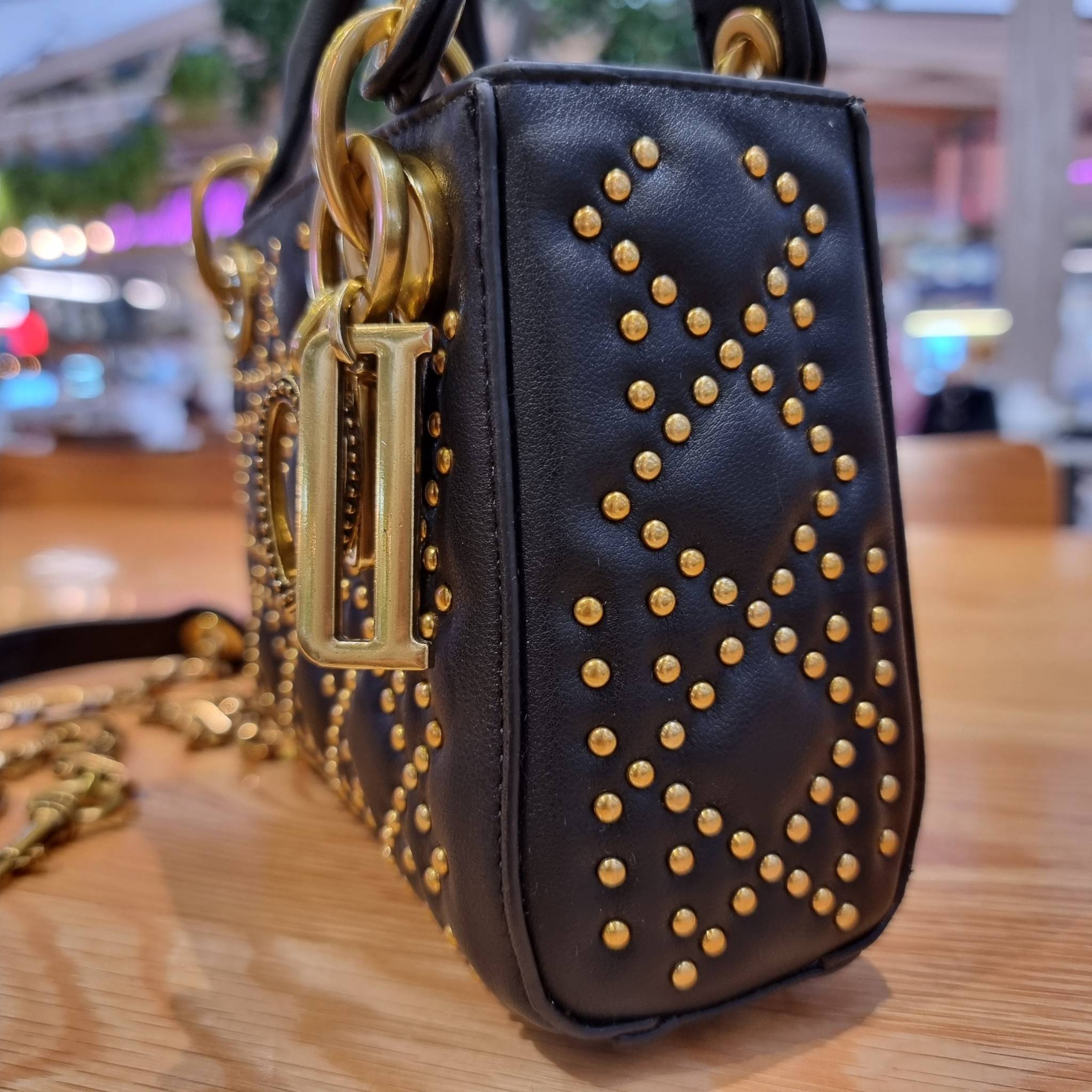 DIOR CD MINI LADY STUDDED BAG กระเป๋าสะพายข้างพรีเมี่ยมกิ๊ฟสุดฮอต ดีไซน์ตกแต่งหมุดเต็มใบ ไม่มีคือพลาด หรูจริงอะไรจัง ทรงกล่องคลาสสิค วัสดุหนังแท้ โดดเด่นด้วยพวงกุญแจโลโก้สีทองลิมิเต็ด มีหูจับในตัวและสายครอสบอดี้สุดเลิศ แต่งเติมดีเทลอัพราคาไปอีก ภายในเป็นช