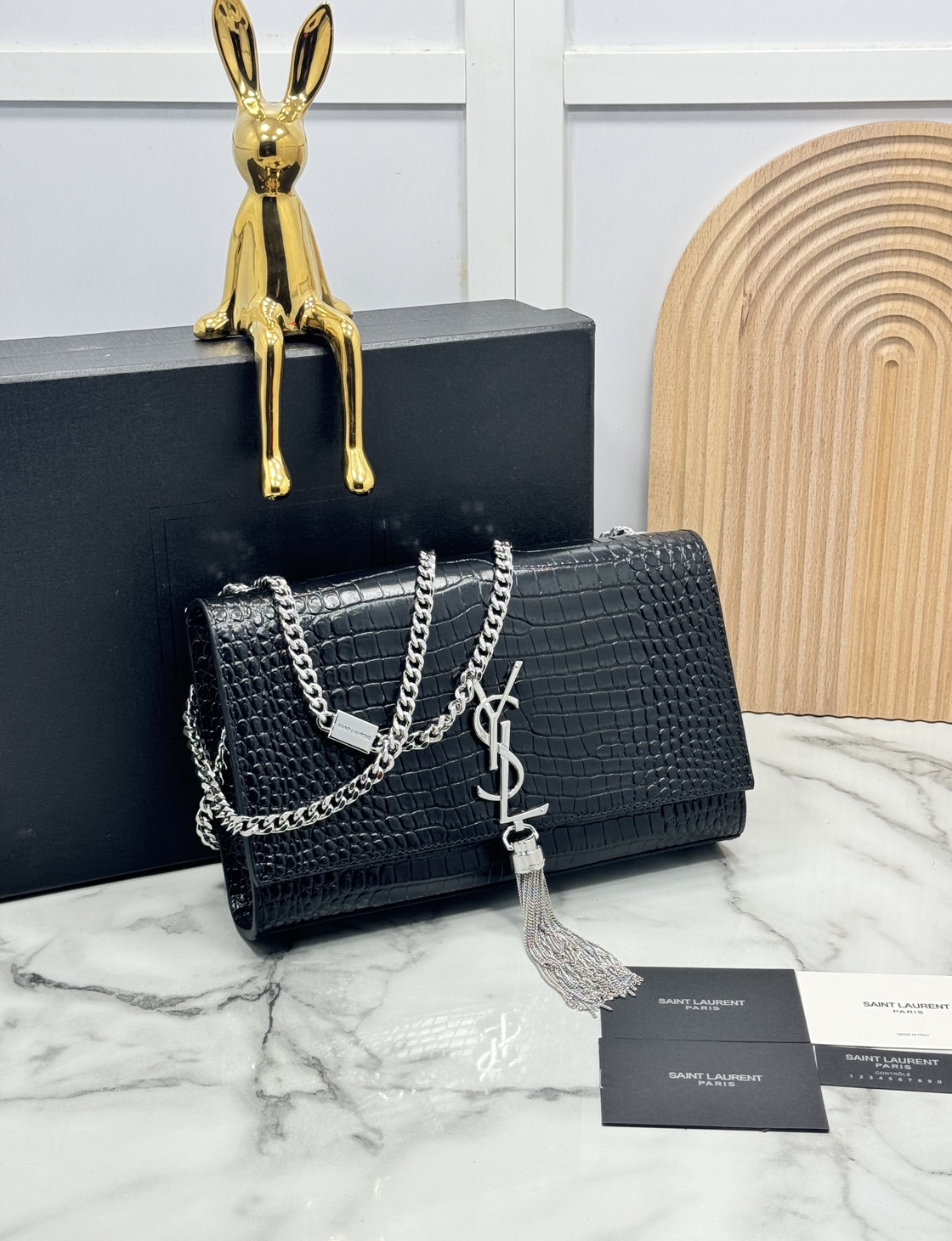 ORI หนังแท้ | 24cm Ysl Kate Croc Tassel Bag / YSL Woc Bag กระเป๋าสะพายทรง woc เรียบหรูดูแพงที่แท้จริง งานหนังลายจรเข้เต็มใบโดดเด่นด้วยโลโก้แบรนด์สุดหรู พร้อมพู่ห้อย รุ่นฮิตลอดกาลดูดีมีระดับ