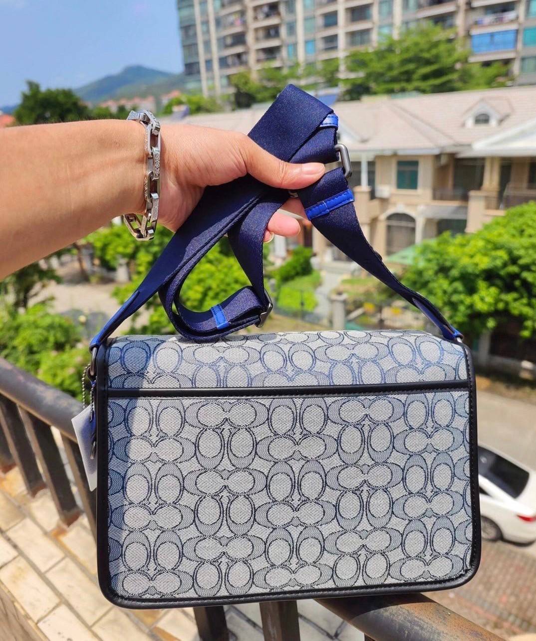 Coach C9158 League Messenger Bag Crossbody Sling Bag ใหม่ล่าสุด คอลที่หนุ่มๆก็ต้องใจละลายไม่แพ้สาวๆ กับกระเป๋าสะพายทรงแมสเซนเจอร์ ดีไซน์ทรงคลาสสิคใช้งานง่าย ดีเทลน้อยแต่มาก!! ดูดีดูแพงเกินเบอร์ไปเลย ภายในเป็นช่องโล่ง มีช่องแยก แบ่งสัดส่วนได้ดีมากๆ มาพร้อม