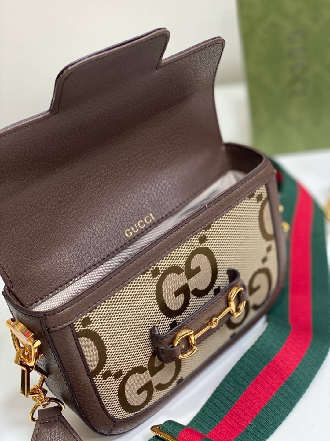 GUCCI Horsebit 1955 jumbo GG mini bag กระเป๋าสะพายสุดหรู ผ้าแคนวาส GG จัมโบ้ สีคาเมลและสีน้ำตาลอีโบนี ตราสัญลักษณ์ของแบรนด์อันเป็นที่จดจำได้ในทันที สัญลักษณ์ช่วยเสริมการออกแบบในรูปแบบใหม่ที่คาดไม่ถึง เบื้องหลังสัญลักษณ์ทุกอันคือประเพณีและคุณค่าของแบรนด์ ส