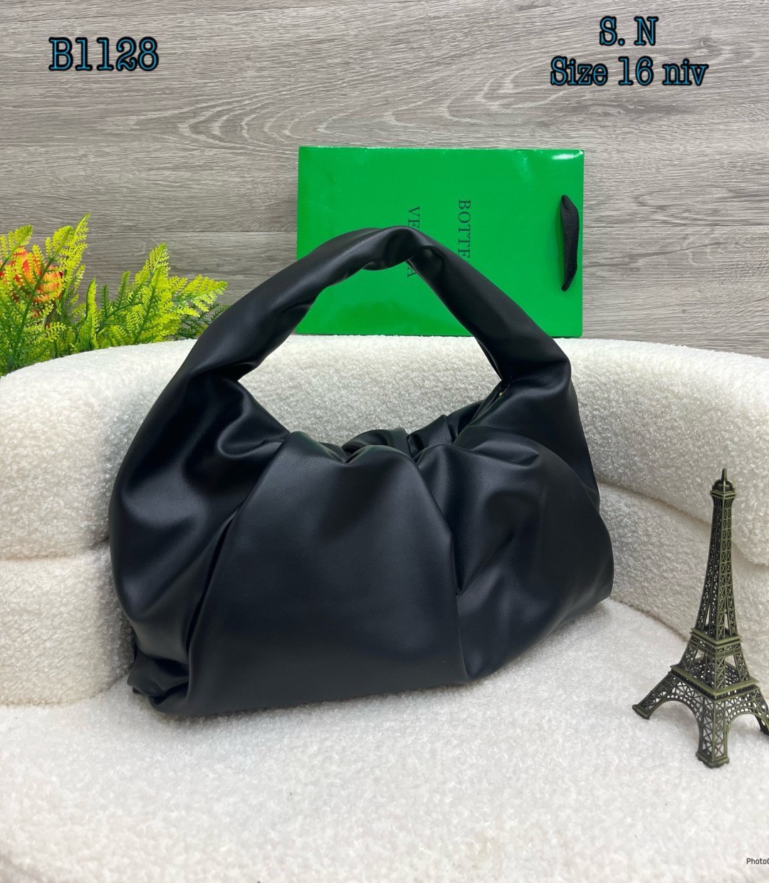 Bottega Veneta The Shoulder Pouch Bag กระเป๋าสะพายรุ่นยอดฮิต หนังเรียบสวยผิวสัมผัสนุ่มมาก ดีไซน์เฉพาะตัว ใบจริงสวยคมทุกสี