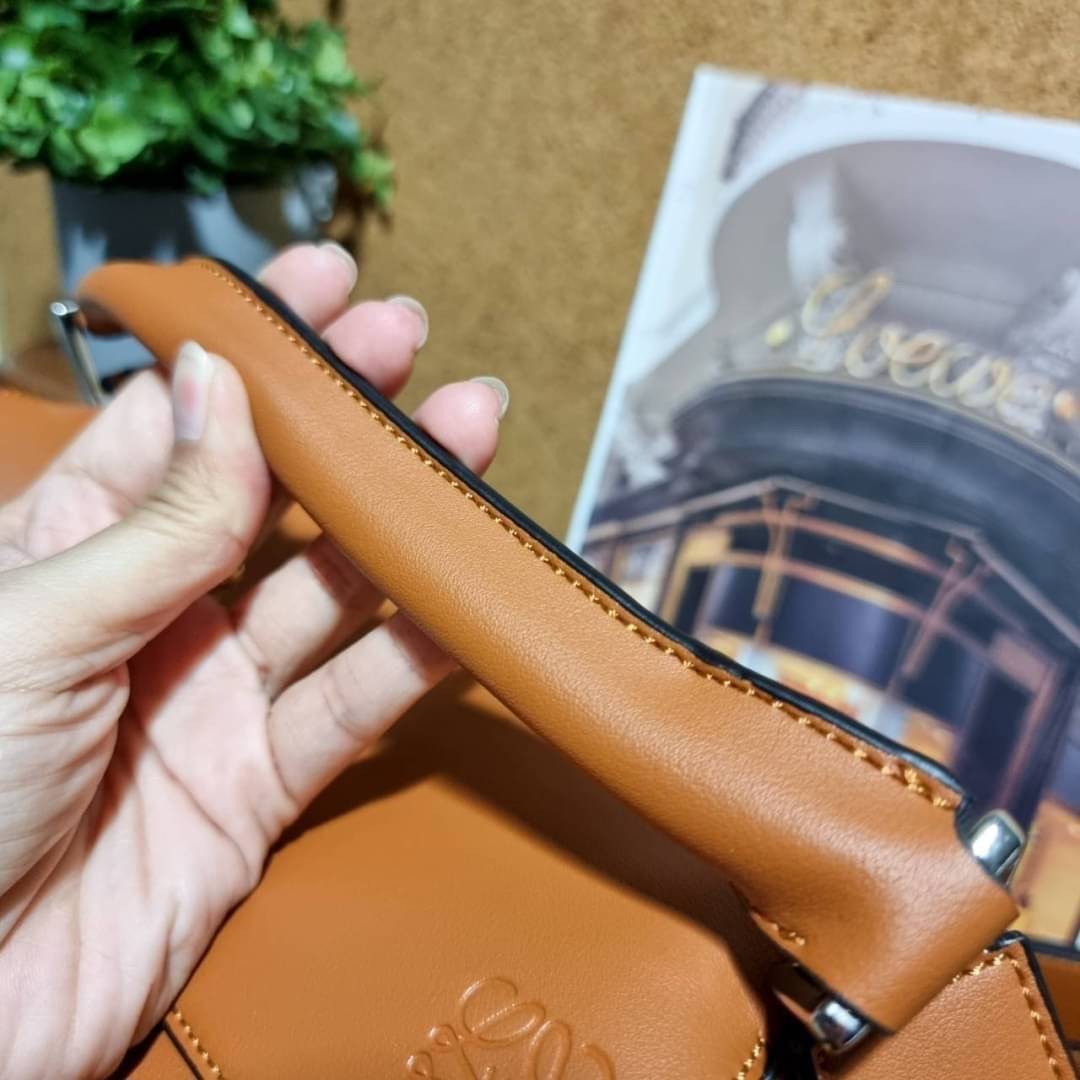 VIP 】LOEWE LA PALME PUZZLE BAG IN CLASSIC CALFSKIN คอลเลคชั่นใหม่!! กระเป๋าสะพายข้างทรงกล่อง สไตล์พัซเซิล ให้ฟีลลิ่งเหมือนตัวต่อ ดูดีได้ทุกที่แค่มีใบนี้ รอบนี้ดีไซน์พริ้นท์ลายต้นปาล์มเก๋ๆ ซัมเมอร์ยังต้องมา วัสดุหนังวัวฟอกสี เปิดใช้งานด้วยซิป ที่ภายในโล่งพ