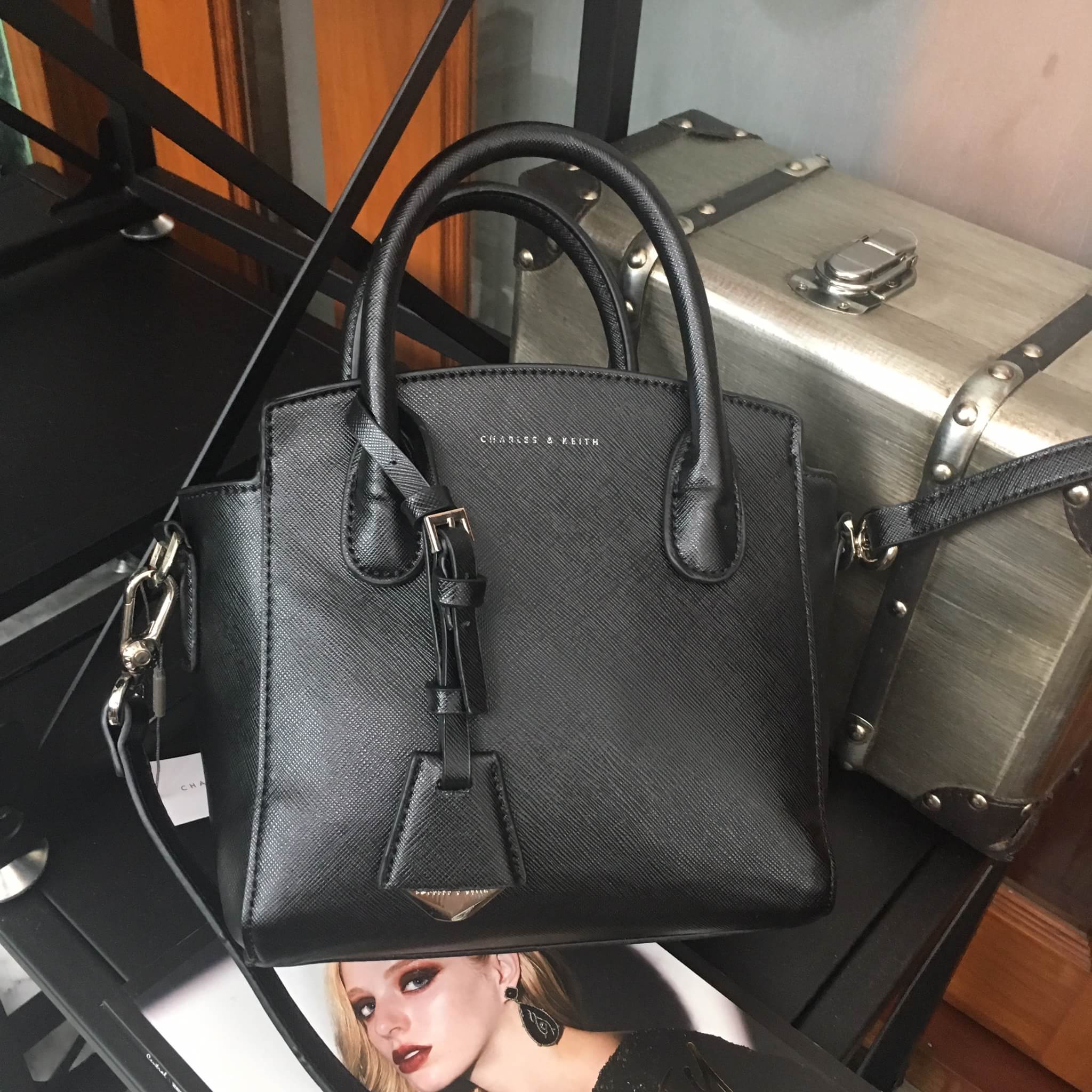 รุ่นหายาก !! กระเป๋าสะพายข้าง จากแบรนด์ Charles & Keith สวย หรูมากกกก ใบนี้ เป็นหนัง saffiano ตัดกับอะไหล่ทอง ภายในสีแดงเข้ม สวยจริงๆคะ ขนาดกำลังดีเลย ปากกระเป๋าปิดด้วยซิปอย่างดีคะ #มีถุงผ้าแบรนด์ให้คะ #มีสายยาวให้ สี ดำ คะ