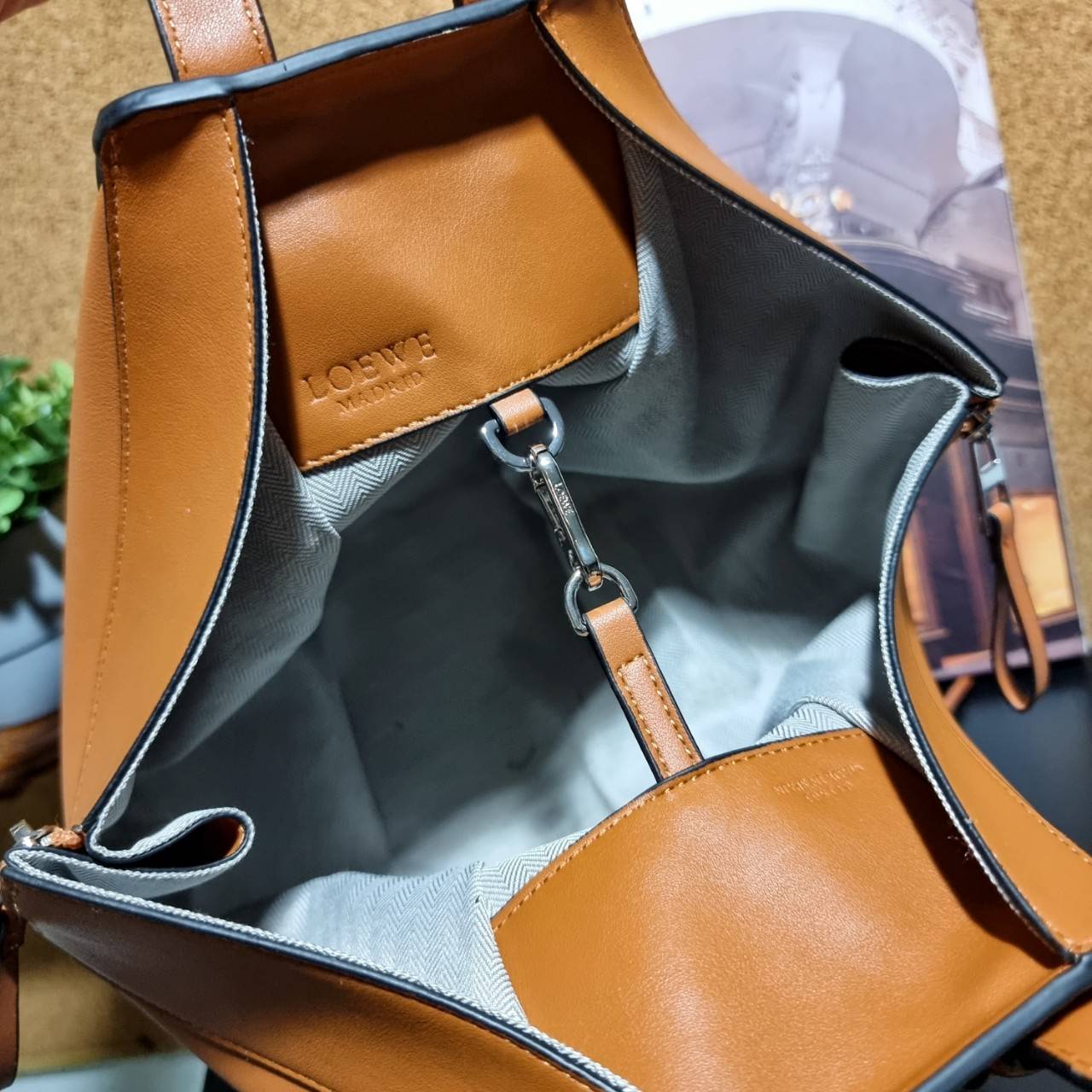 พรีเมี่ยมกิ๊ฟแท้ 100% 】LOEWE SMALL HAMMOCK BAG IN CLASSIC ไอเท็มยอดนิยม ที่ใครๆก็ใช้กัน!! กระเป๋าสะพายดีไซน์สุดแซ่บ ที่สามารถปรับเปลี่ยนรูปทรงได้หลากหลาย มีลูกเล่นทำให้ใช้ได้ไม่มีเบื่อ