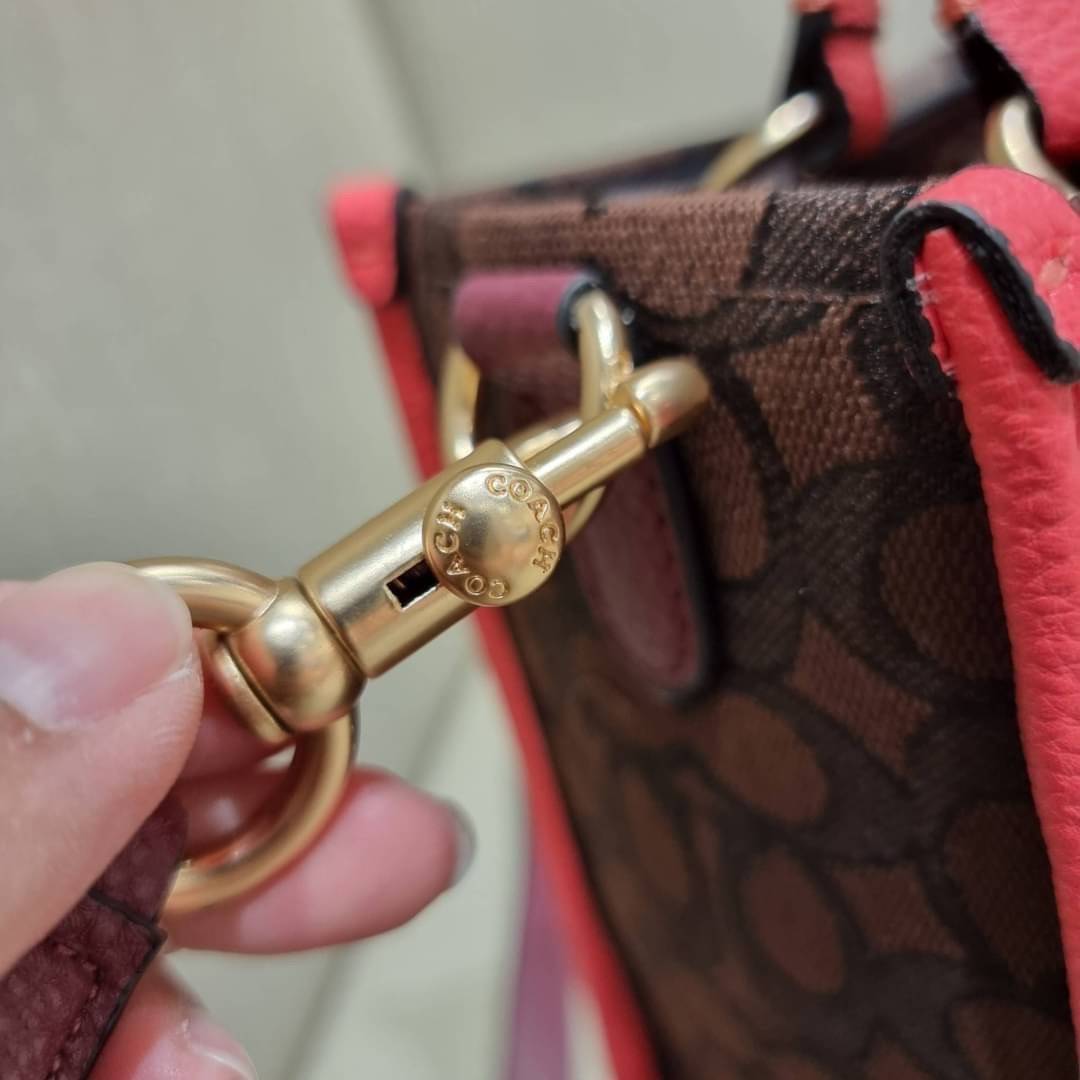 COACH C7083 DEMPSEY TOTE 22 IN SIGNATURE JACQUARD WITH STRIPE AND COACH PATCH คอลเลคชั่นใหม่ สีที่สาวๆรอคอย สวยคม ละมุนและมีความหรูในตัว กับกระเป๋าทรงโท้ท ไซส์กำลังสวย น่ารักน่าใช้ ฟังก์ชั่นการใช้งานสะดวกที่สุด มีทั้งสายคล้องในตัว และสายครอสบอดี้ วัสดุผ้า