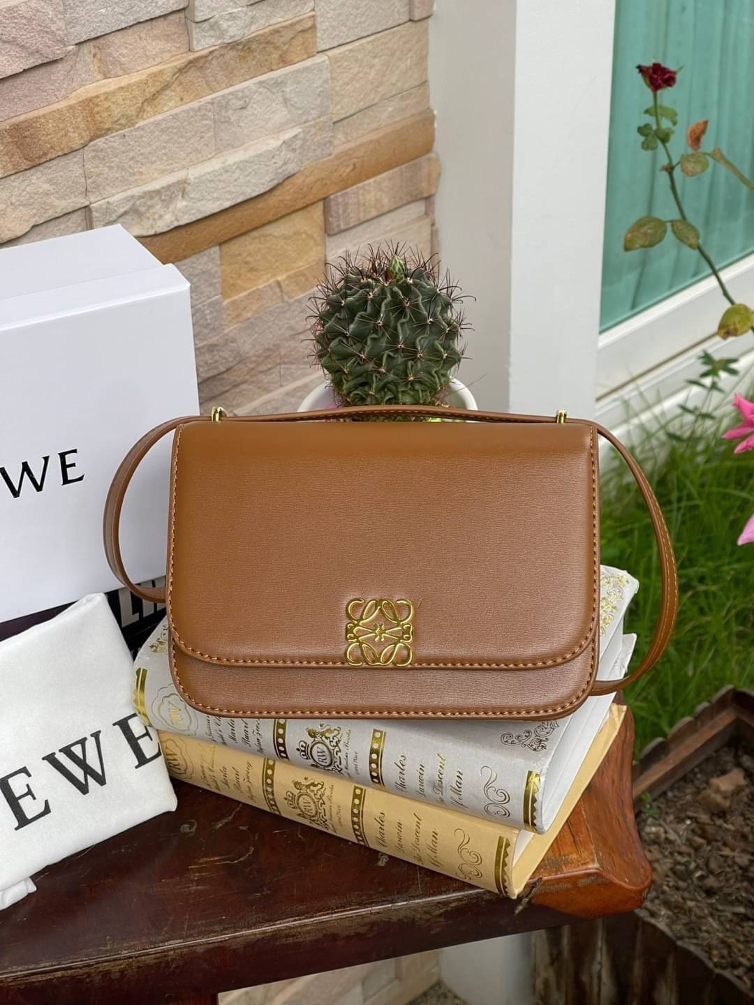 small : LOEWE Goya anagram small leather shoulder bag มาทำความรู้จักทุกดีเทลของ กระเป๋า GOYA ไอเท็มใบใหม่ล่าสุดจาก Loewe ด้วยรูปทรงกล่องอันคลาสสิกที่มาพร้อมรายละเอียดอันน่าค้นหา ด้วยรูปทรงบ็อกสุดคลาสสิก พร้อมโครงสร้างที่กะทัดรัดเปี่ยมไปด้วยสเน่ห์น่าค้นหา 