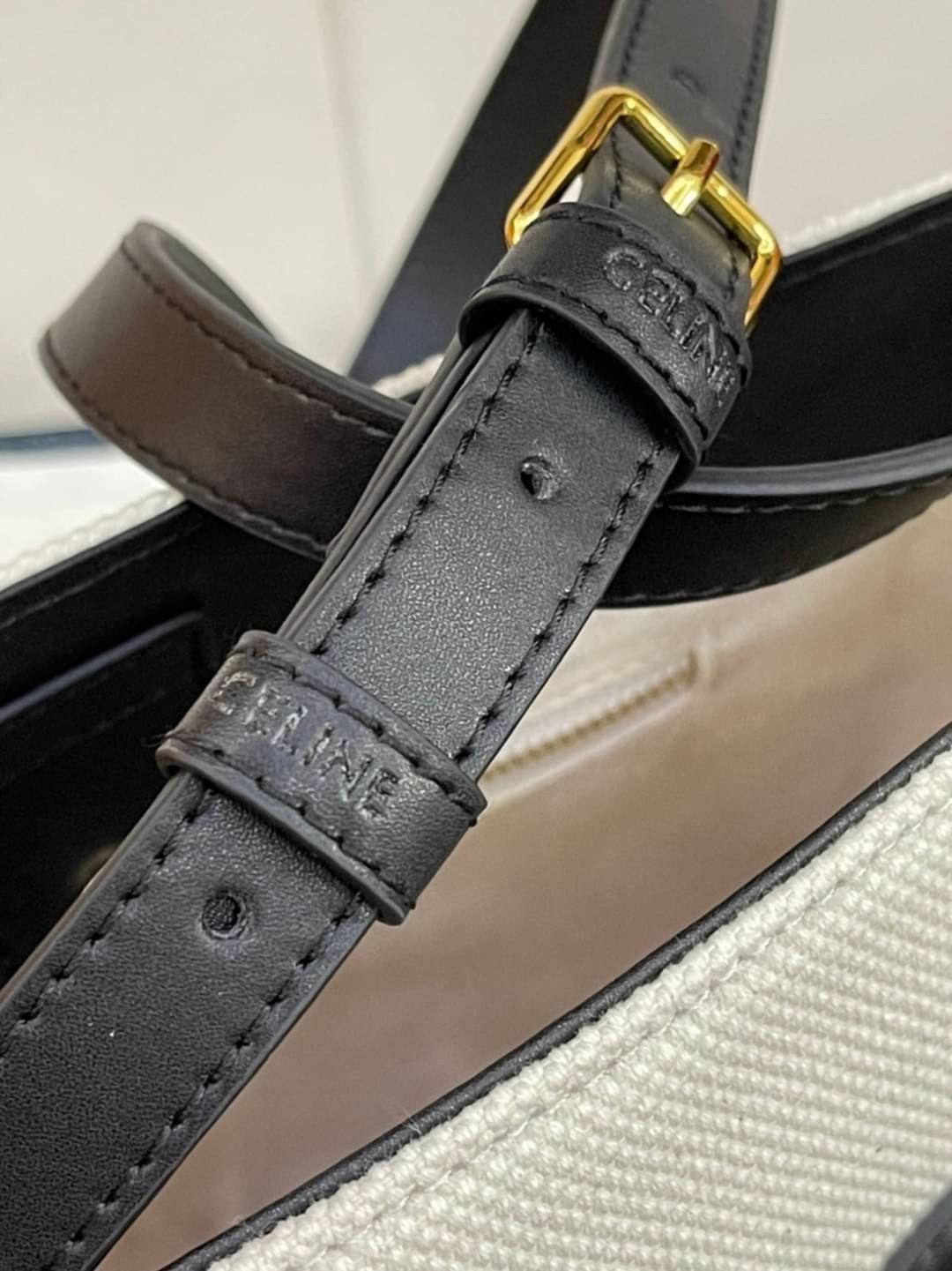 หนังแท้ CELINE SMALL BUCKET CUIR TRIOMPHE IN SMOOTH CALFSKIN / CELINE BUCKET BAG CUIR TRIOMPHE พร้อมส่งที่ไทย คอลเลคชั่นใหม่ ฮิตข้ามปี กับกระเป๋าสะพายทรงถัง ใช้งานง่ายที่สุด สายสะพายในตัว ปรับใช้ได้เลย วัสดุหนังวัว เรียบหรู ผู้ดีไปอีก โดดเด่นด้วยโลโก้เอกล