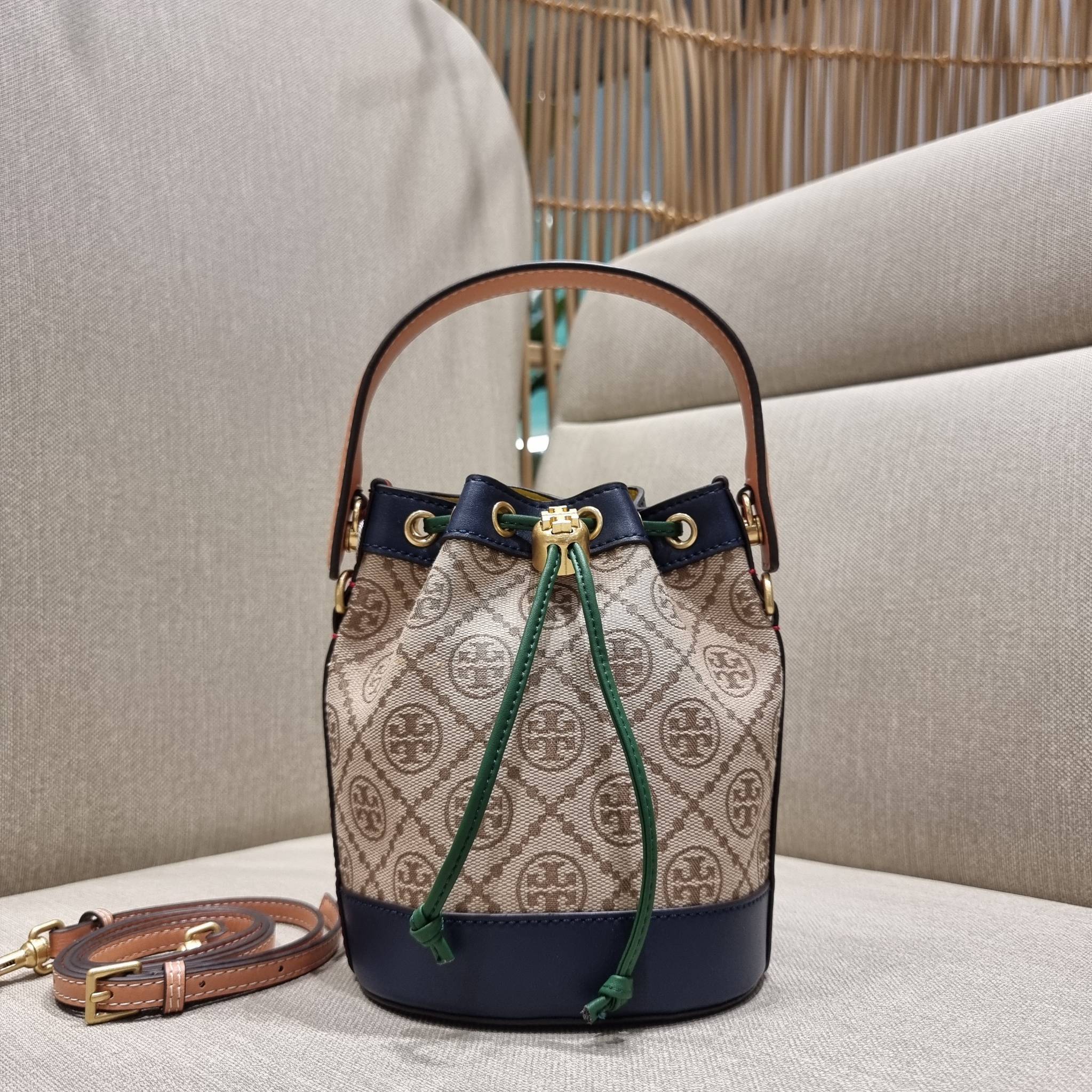 MINI : TORY BURCH T MONOGRAM COLOR-BLOCK JACQUARD MINI BUCKET BAG ใหม่ล่าสุด กับกระเป๋าบัคเก็ตทรงสวย ไซส์มินิ ในราคาน่ารัก โดดเด่นด้วยลวดลายเอกลักษณ์ ผสานลายคัลเลอร์บล็อค โทนสีตัดกันอย่างลงตัว ถักทอบนวัสดุ woven jacquard ลายคมชัด สลับส่วนของหนังแท้ ภายในเ