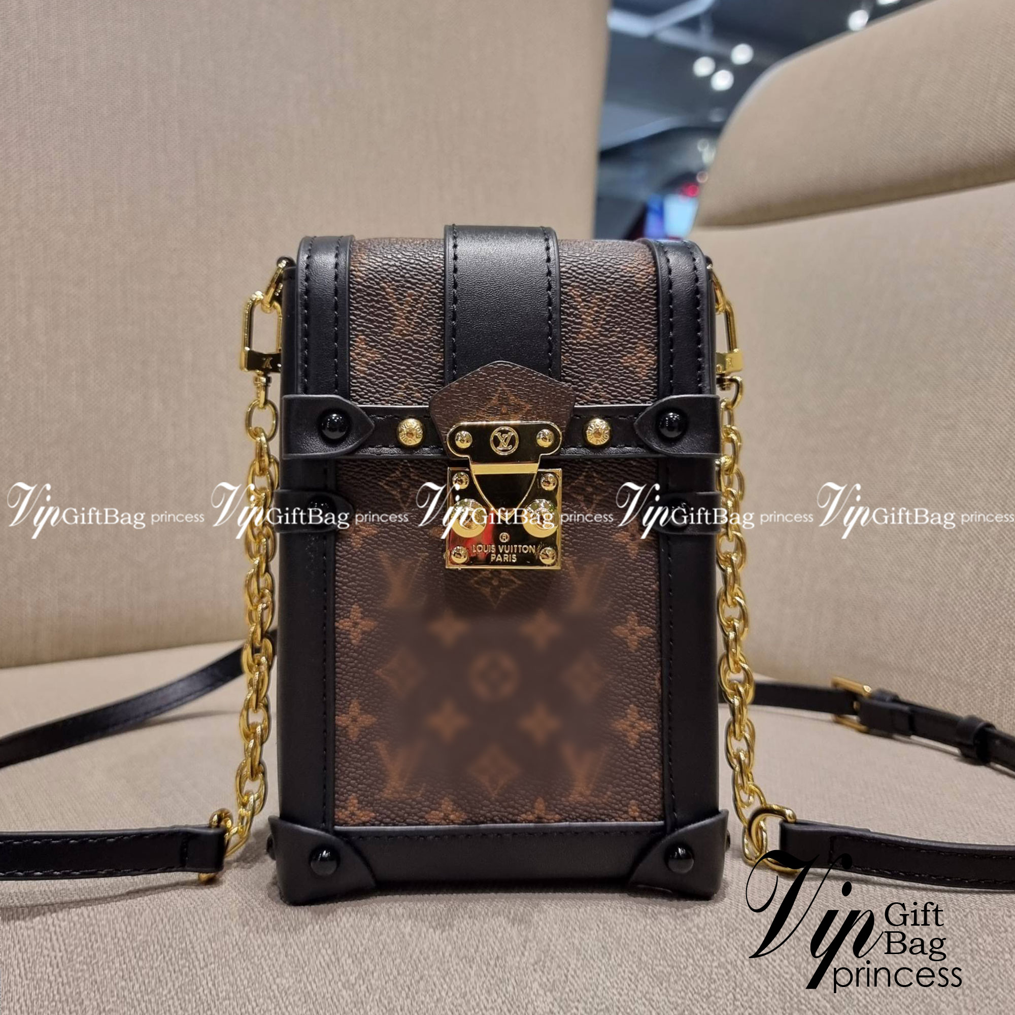 VIP 🥂 LV VERTICAL TRUNK POCHETTE ฮิตไอเท็มที่ใครๆก็อยากครอบครอง กระเป๋าทรงทรังค์ ยูนิเซ็กส์ที่ใช้ได้ทั้งชายและหญิง ด้วยดีไซน์คลาสสิคแฝงดีเทลความเป็นผู้ดี ทำให้ใบนี้ดูโดดเด่นและเป็นเอกลักษณ์ วัสดุหนังแคนวาสสลับหนังแท้ เปิด-ปิดด้วยอะไหล่แบบกดล็อค แน