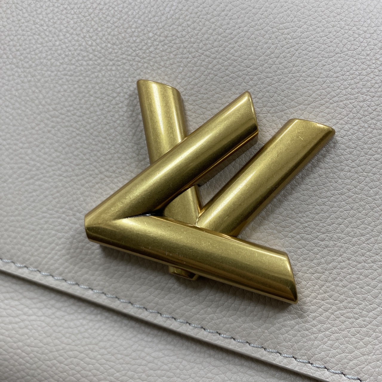 TOP ORI หนังแท้ | เกรดดีสุด LV Soft Twist Handbag กระเป๋าถือสุดไอคอนิก ถือเป็นกระเป๋าคู่ใจที่สมบูรณ์แบบสำหรับทุกวัน โดยผสมผสานแฟชั่นเข้ากับความสบาย