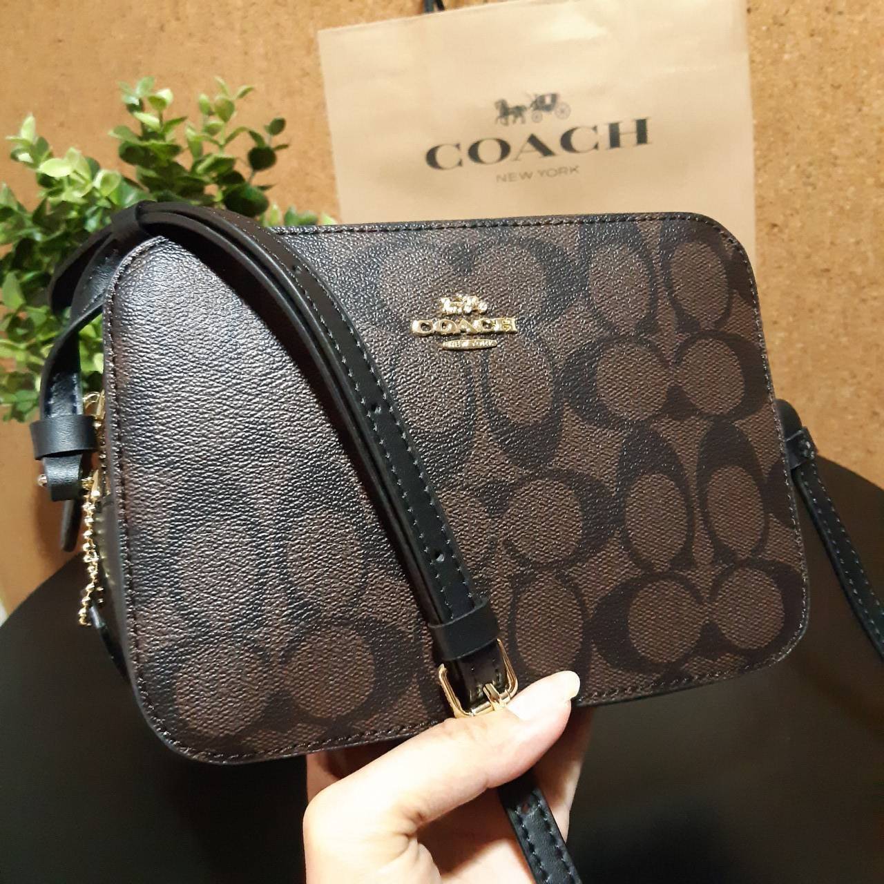 COACH 91677 MINI CAMERA BAG IN SIGNATURE CANVAS ขายดีที่สุด!! กระเป๋าสะพายข้างไซส์มินิ คลาสสิคอยู่ทรง อะไหล่ทองตัดดูหรู วัสดุหนังแคนวาสเคลือบลาย เปิด-ปิดด้วยซิป สายสะพายปรับได้ตามตัว ใบนี้แมทช์ได้ทุกลุค ใช้เป็น everyday bag ได้สบายๆเลยจ้า
