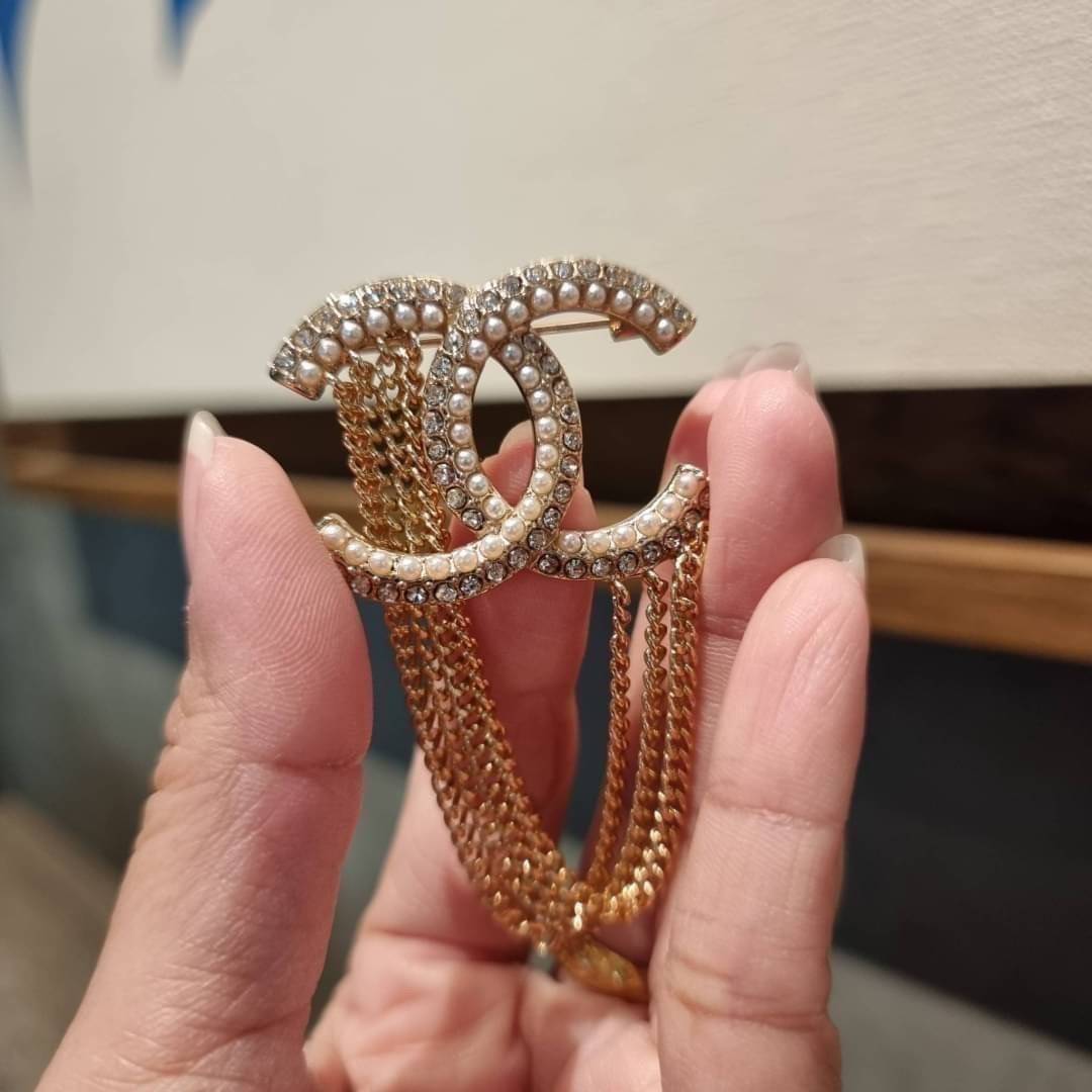 VIP 🥂 เซ็ทคือที่สุดของความคุ้ม CHANEL GIFT BOX SET สุดหรูชวนให้สะสม สุดยอดไอเท็มหายากพร้อมเสิร์ฟครบชุด สุดคุ้ม มาพร้อมกระเป๋าสะพายถึง 2 ใบ สุดหรูลิมิเต็ด หาไม่ได้ง่ายๆ ในคอลเลคชั่นภายในสีทอง และที่พิเศษยังมีน้ำหอมตัวท็อปมาให้อีก chanel no.5 ที่แสน