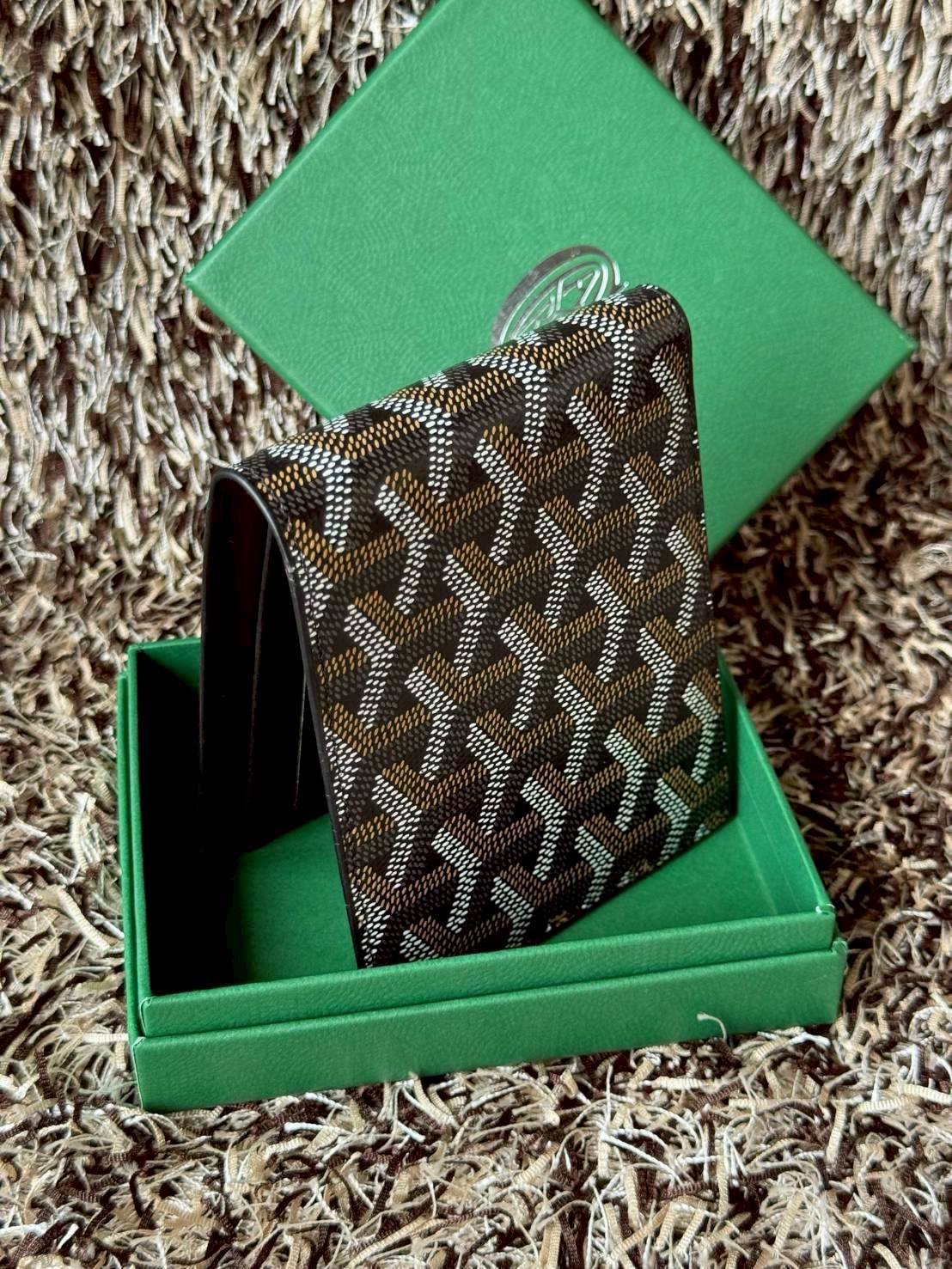 ORI หนังแท้ | Goyard Victoire Wallet กระเป๋าสตางค์ Victoire ขนาดกะทัดรัดและเหมาะสําหรับการจัดสำหรับการ์ดและธนบัตร ลวดลายสุดคลาสสิคของกระเป๋าเป็นเอกลักษณ์ที่ทุกคนจดจำได้