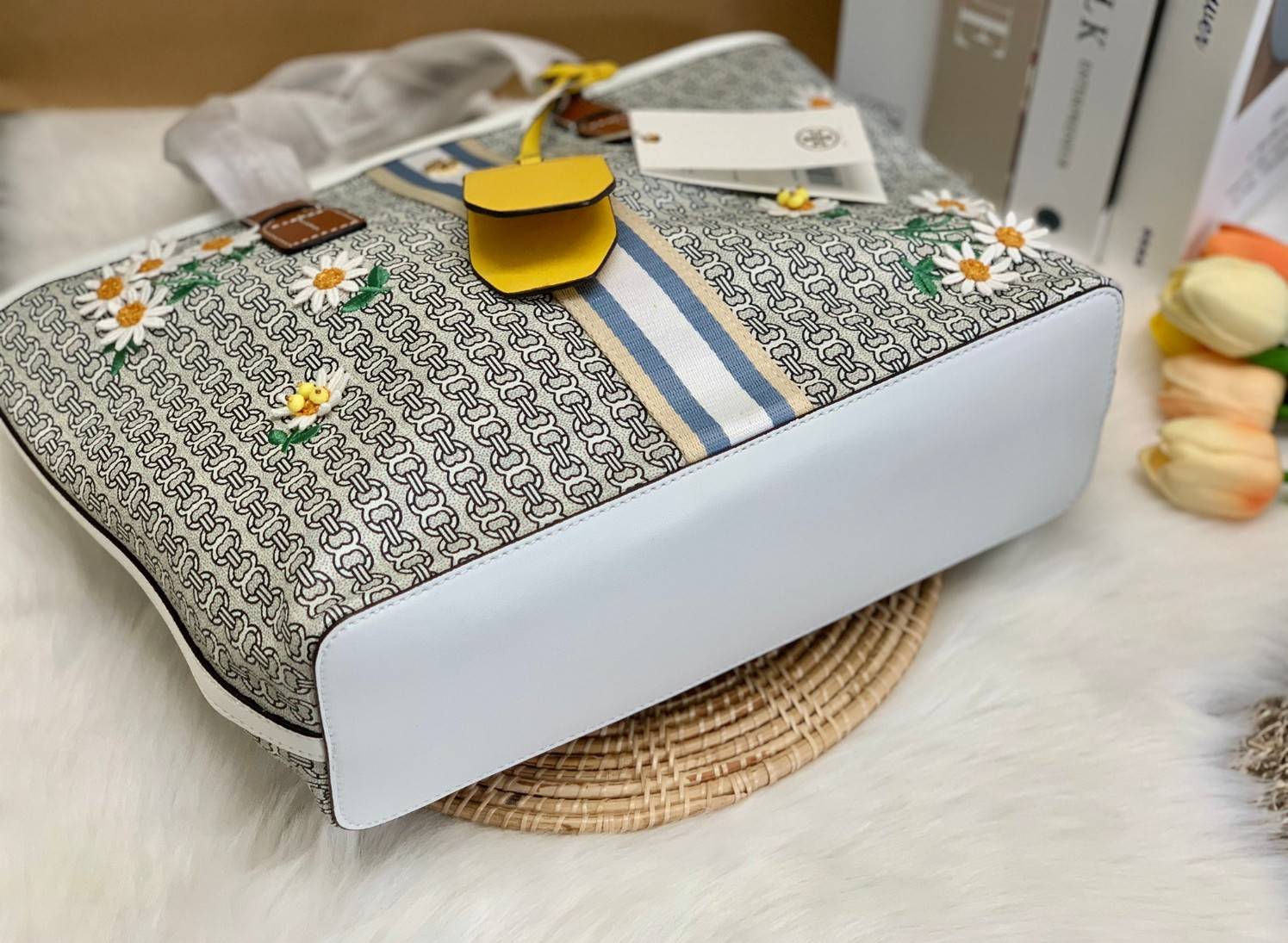 TORY BURCH GEMINI CANVAS SMALL PATCHES TOTE 🔺จุดเด่นของหนังคุณภาพต้องนิ่มสัมผัสได้ ไม่แข็งทื่อๆนะคะ! พร้อมส่งที่ไทย ใช้วันไหนๆก็สวยสุดๆไปเลยค่าา! กระเป๋าทรงTote ไม่เล็กอย่างที่คิดนะคะ😁 หนังแท้ชั้นดี ลายหนังสวยนิ่มมือดีมากค่ะ ตัวกระเป๋าลายโ