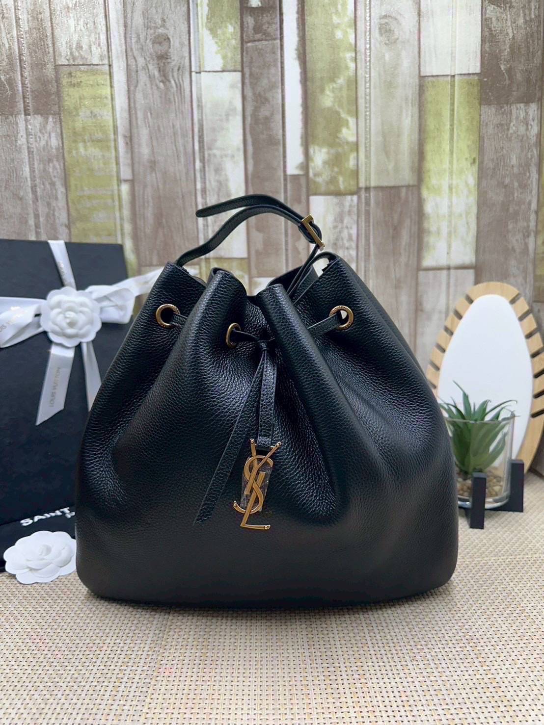 ORI หนังแท้ | YSL PARIS VII small hobo in grained leather / YSL Bucket Bag กระเป๋าสะพายทรงโฮโบบัคเก็ต งานหนังแท้ลายเกรน ฟังก์ชั่นสุดเลิศพร้อมเชือกรูด ดีไซน์รูปทรงใช้งานง่าย ภายในโล่งกว้างมาก