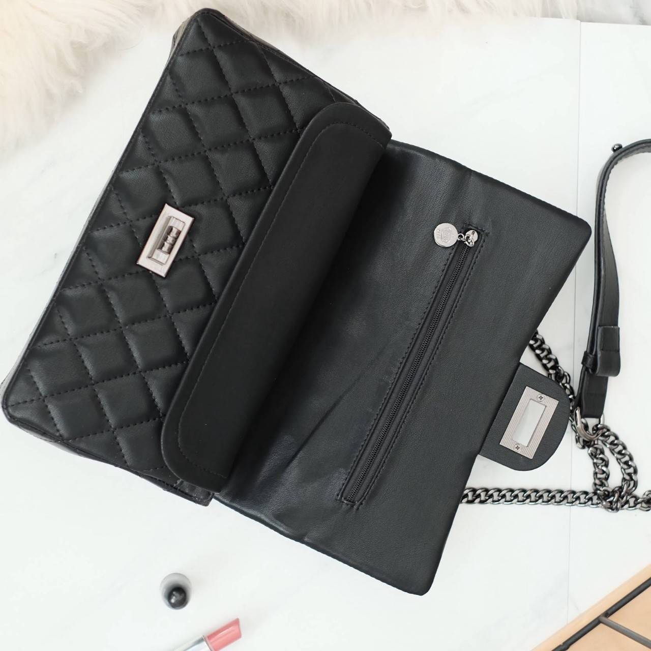 รุ่นขายดี KEEP รุ่น Coco chain handbag ✨ Collectionใหม่ตัวกระเป๋าผลิตจากหนัง Microfiber สวย ทนขึ้นกว่าเดิม การตัดเย็บ นิ่ม ฟู ตึง สวยอยู่ทรงตามแบบฉบับของแบรนด์ รุ่นใหม่ตัวนี้ปักลายตารางสวยหรู การเย็บประณีตทุกตาราง อะไหล่สีดำ เงา เกรดพรีเมี่ยม