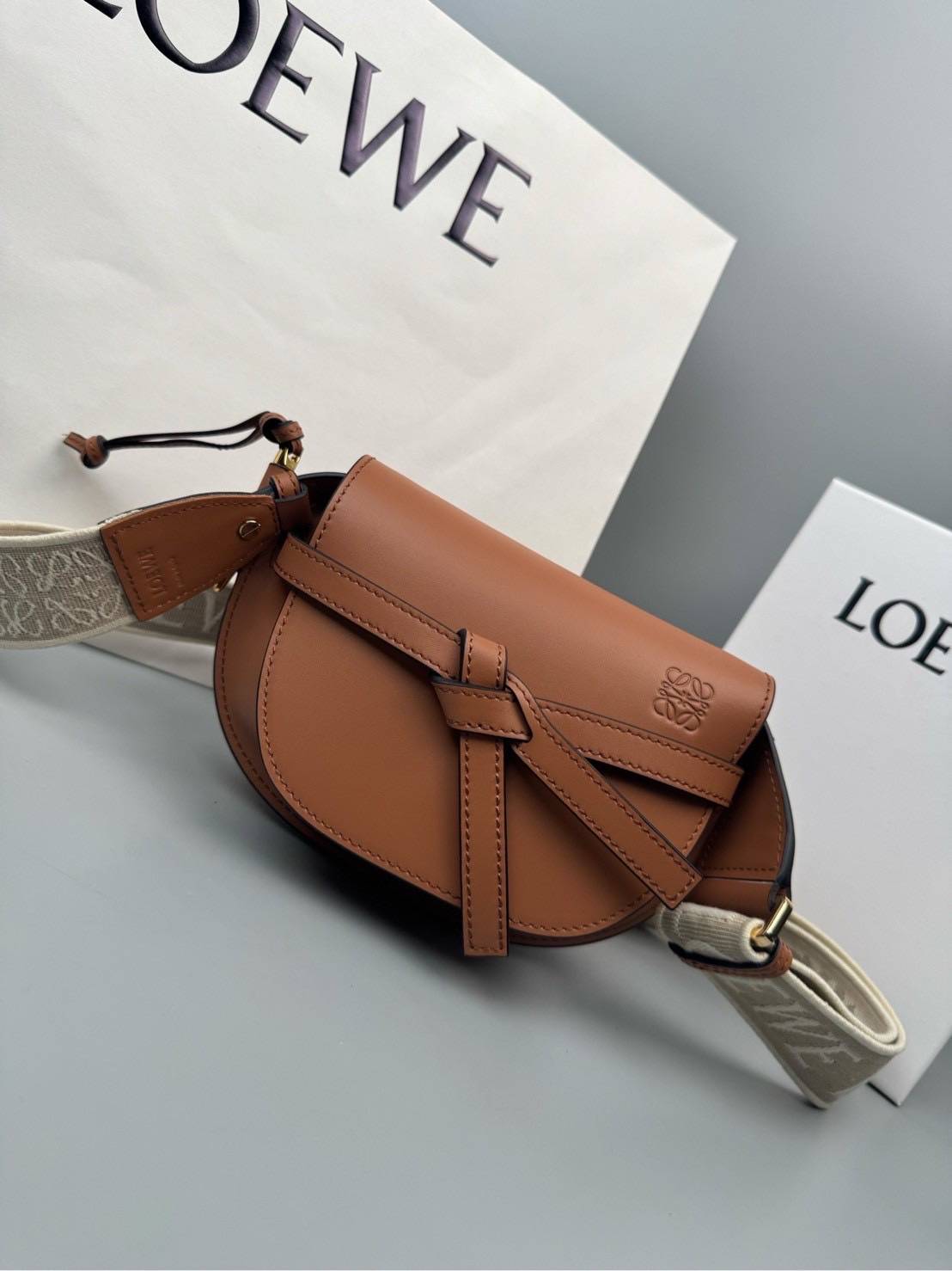 TOP ORI หนังแท้ | Loewe Mini Gate bag กระเป๋าสะพายทรงสวยไซส์มินิ ใช้ได้ทั้งหนุ่มๆและสาว คูลๆ สุดยอดแบรนด์ที่ดีไซน์เป็นเอกลักษณ์ โดดเด่น สวยหรู สไตล์คลาสสิค