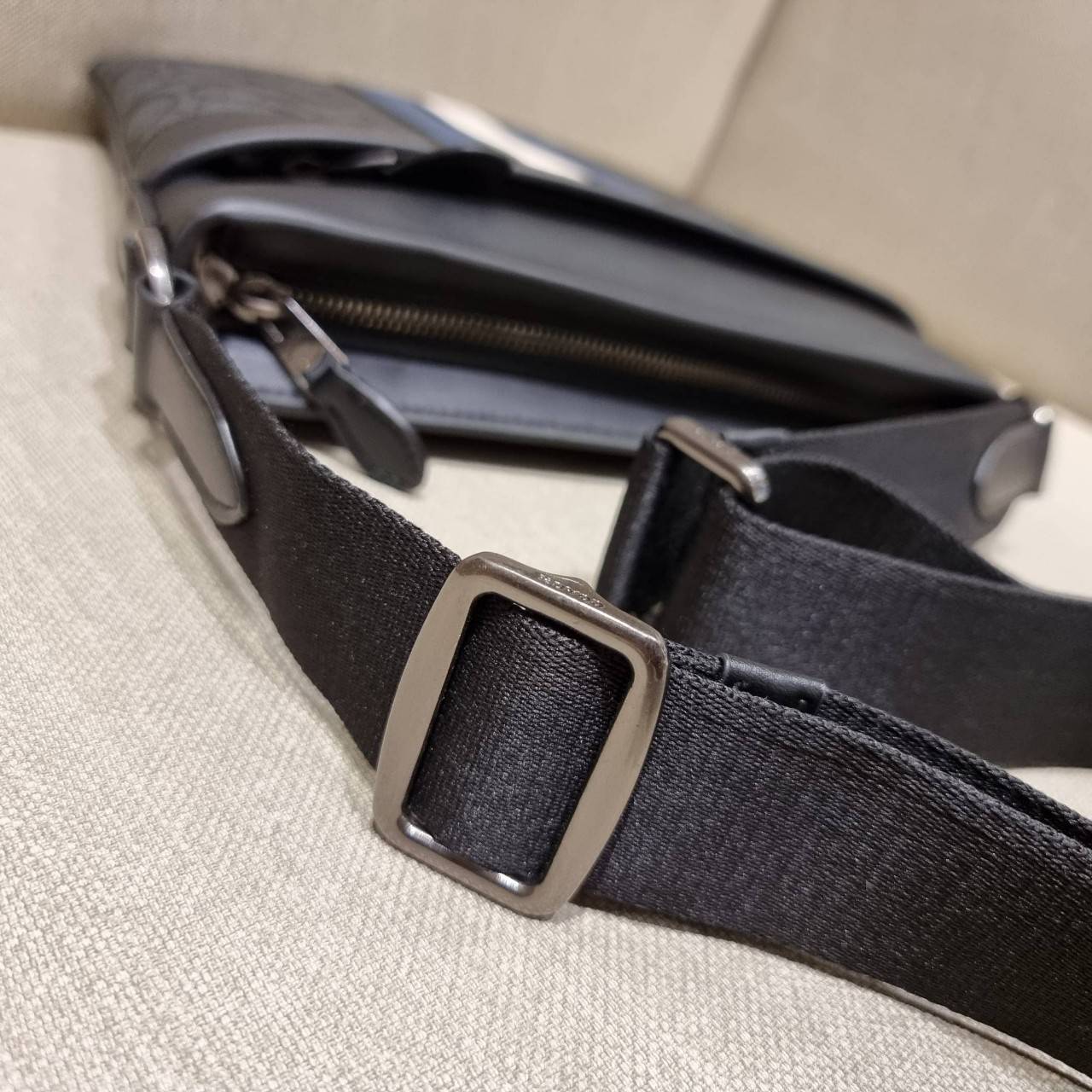 COACH F26068 CHARLES CROSSBODY IN SIGNATURE CANVAS WITH VARSITY STRIPE อีกหนึ่งรุ่นสุดฮิตเอาใจหนุ่มๆ กับดีไซน์แถบสีโดดเด่น กระเป๋าสะพายข้างทรงคลาสสิค ขายดี ไอเท็มทีเด็ด วัสดุหนังแคนวาสเคลือบลายสลับหนังแท้ เปิด-ปิดด้วยซิป และมีช่องแยกแบ่งสัดส่วนด้านหน้ากระ