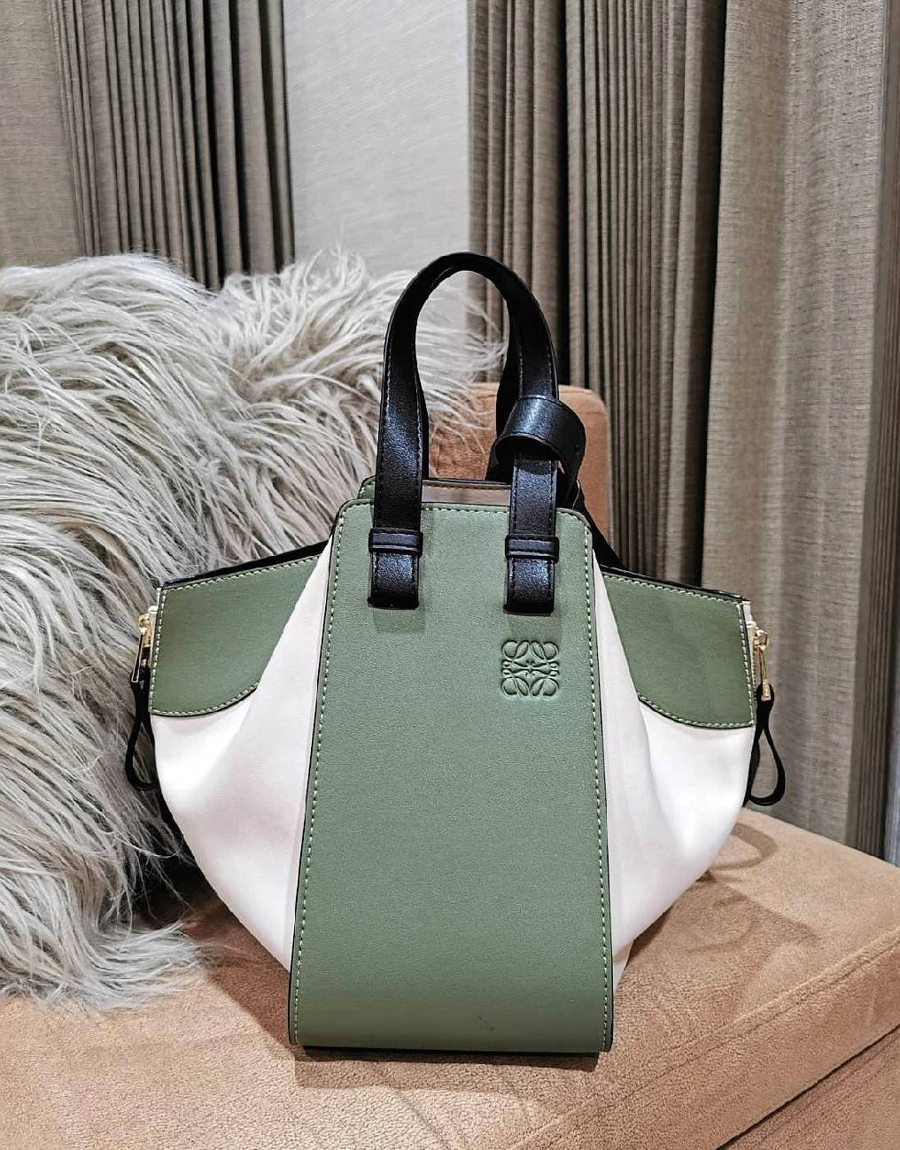 LOEWE HANDLE & SHOULDER BAG GIFT WITH PURCHASE GWP พรีเมี่ยมกิ๊ฟ Limited จาก LOEWE PERFUME DUTYFREE รุ่น Rare items สุดๆวัสดุหนังแท้ Calfskin หนังสวยดีไซน์มีเอกลักษณ์ ใบใหญ่กำลังดี น้ำหนักเบา สามารถปรับได้หลายทรงไม่จำเจ ด้านข้างมีซิปปรับขยายได้ ภายในโล่งก