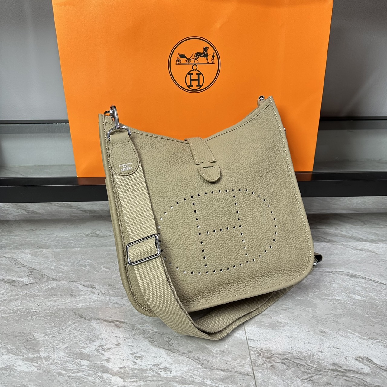 HERMES Evelyne PM Bag The Perfect Crossbody Bag 29cm กระเป๋าทรงโท้ทแบรนด์หรู เอกลักษณ์ของความสง่างาม เกรดออริ สลับแท้ 1:1 ใช้งานต่างประเทศได้
