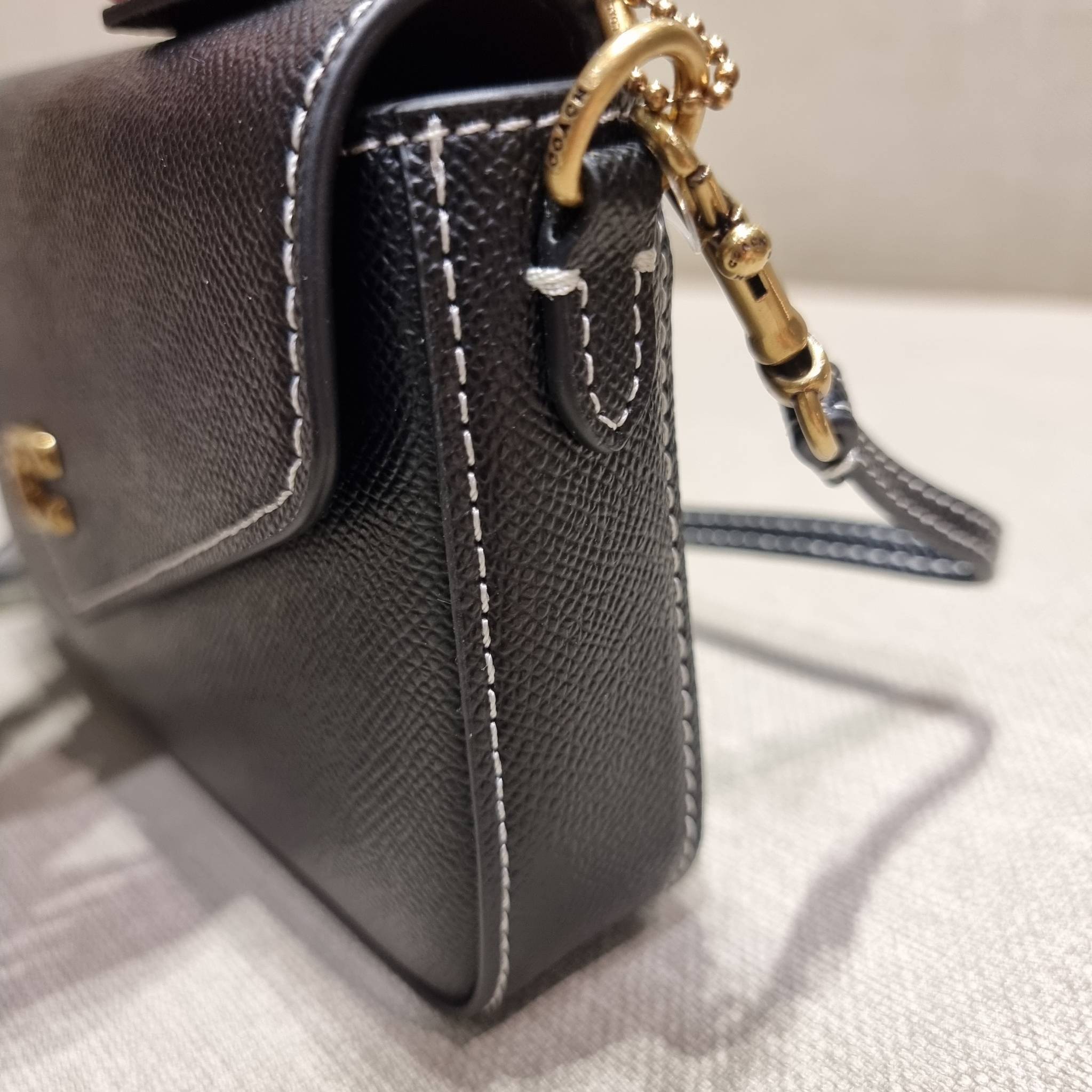 COACH C8439 WYNN CROSSBODY ใหม่ล่าสุด พร้อมเสิร์ฟความหรู ดูดีแบบน้อยแต่มาก กระเป๋าสะพายครอสบอดี้ ที่ซ่อนดีเทลดีงาม มีช่องเสียบบัตรแยกใช้ได้ หรือจะใส่ไว้ในกระเป๋า เพื่อแบ่งสัดส่วนให้ดูน่าใช้ วัสดุหนังวัวลายเกรน เส้นคมสวย เปิด-ปิดด้วยกระดุมแม่เหล็ก สะดวกใช้