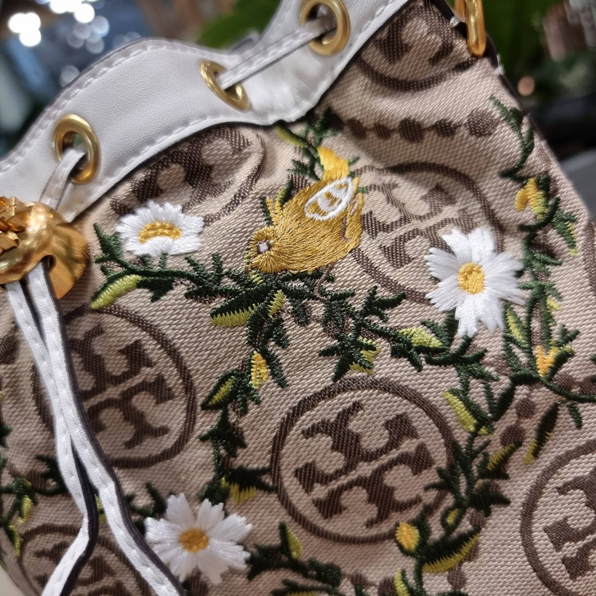 TORY BURCH T MONOGRAM JACQUARD EMBROIDERED BUCKET แรร์ไอเท็มรุ่นยอดฮิต ใบใหญ่ไซส์กำลังดี!! ที่สุดของรุ่นที่ตามหา!! สวยสุดกับดีไซน์ลายปัก ที่ดูแพง!! กระเป๋าบัคเก็ตทรงสวย ที่ดาราเซเลปใช้กันมากมาย ในราคาที่จับต้องได้ โดดเด่นด้วยลวดลายเอกลักษณ์ และลายปักธรรมช