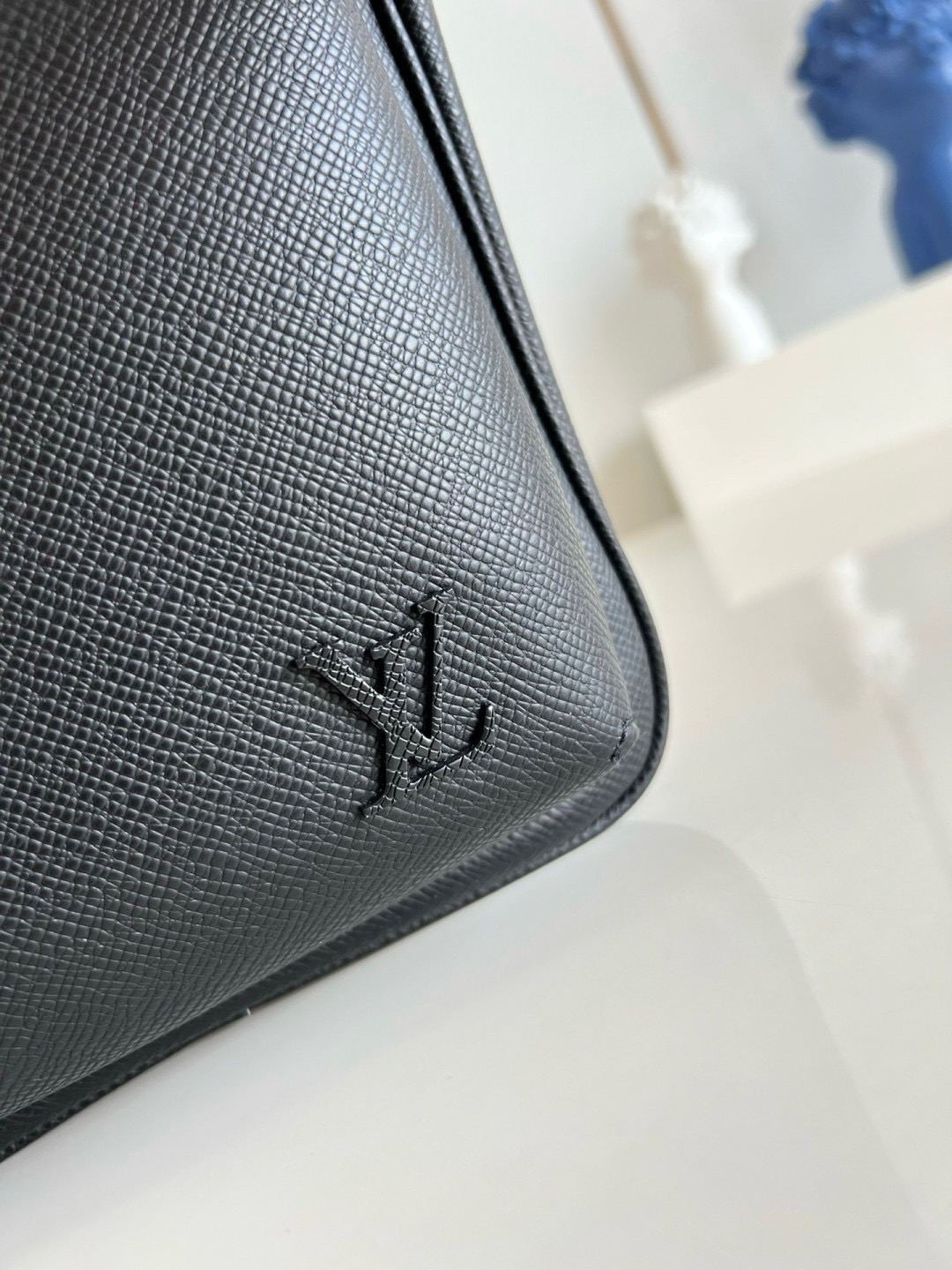 LV Avenue Slingbag NM Taiga Leather กระเป๋าสะพาย/คาดอก หนังไทก้าสวยคลาสสิก สง่างามตลอดกาล มีไว้ไม่มีเอาท์ ท่านชายควรมีมากค่ะ เกรดท็อป ออริ เทียบแท้ 1:1 เกรดดีสุด