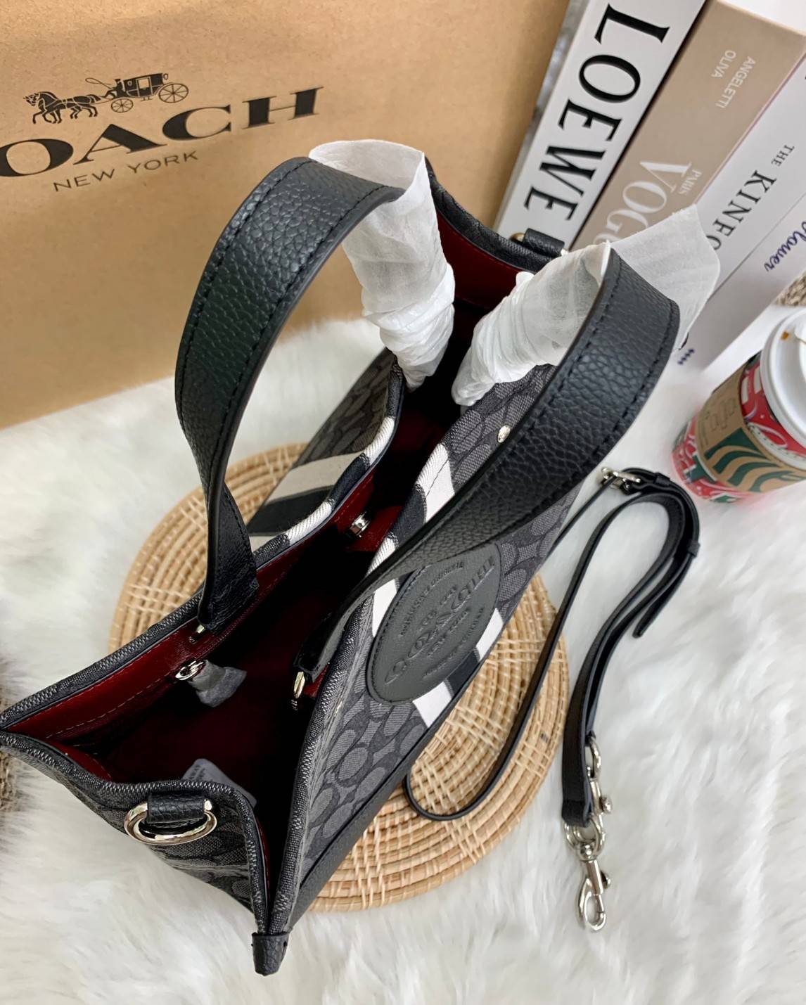 พร้อมส่ง 4ลาย 🌈ไม่มีในช๊อปไทยจร้าา😘 COACH DEMPSEY CARRYALL IN SIGNATURE JACQUARD WITH STRIPE AND COACH PATCH (C2826,C1527,C4113) พร้อมส่งความสวย! คุณภาพจัดเต็มค่ะ กระเป๋าทรงTote วัสดุ Jackquard+หนังแท้ ได้ลงตัวสวยงาม ด้านหน้ามีโลโก้แบรนด์ว