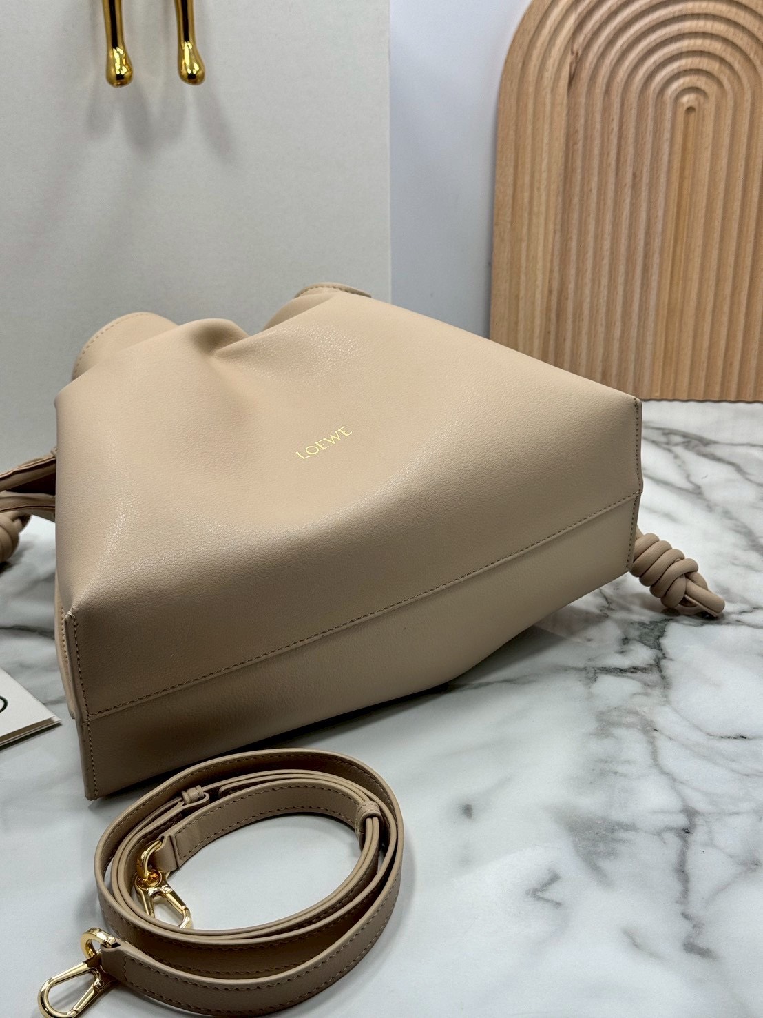 ORI หนังแท้ | Medium Loewe Flamenco clutch in nappa leather 30cm กระเป๋าสะพายทรงคลัชดีไซน์รูดเชือก เรียบหรูดูแพง เรียบง่ายใช้งานสะดวก หนังแนปป้าให้สัมผัสนุ่มสบายผิว มาพร้อมสายสะพายร้อยห่วงหรูหรา