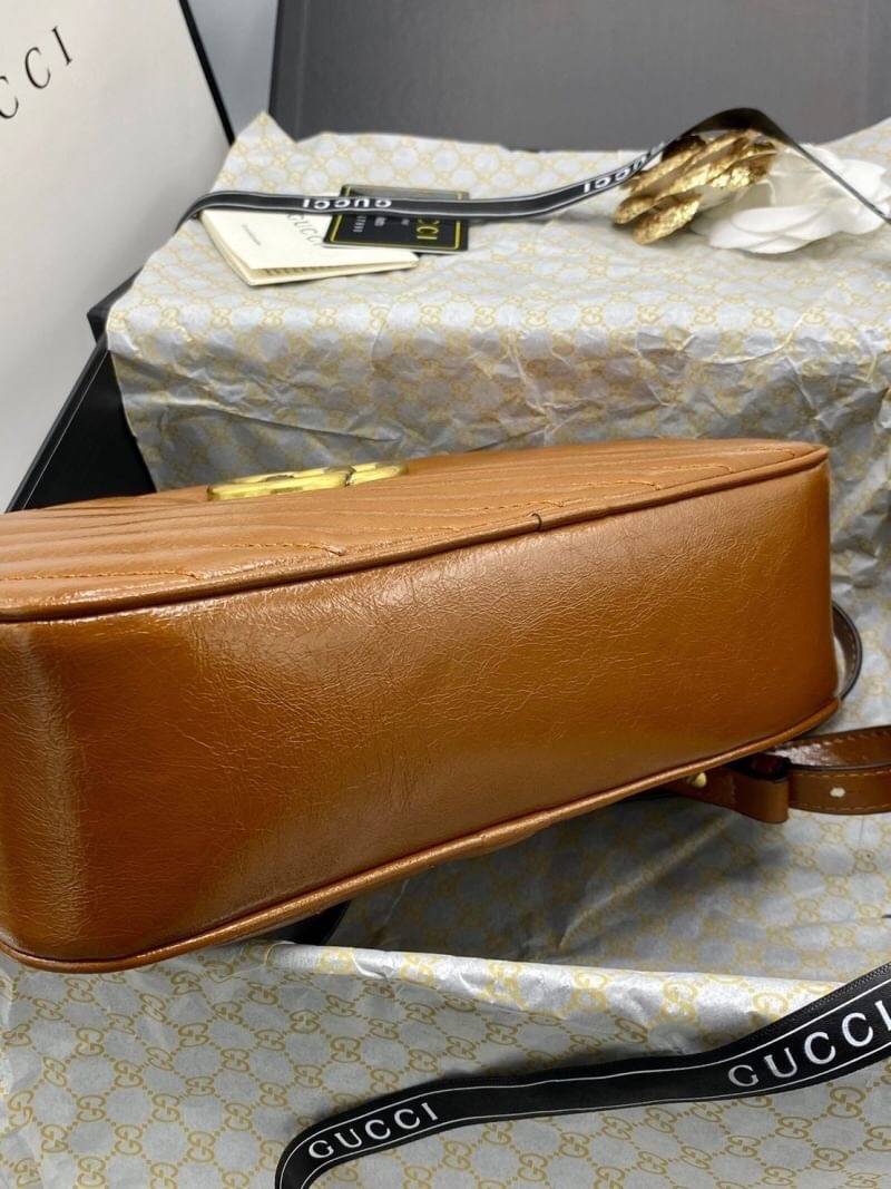 VIP 】หนังแท้ GUCCI GG Marmont small matelassé shoulder bag พร้อมส่งที่ไทย The small GG Marmont chain shoulder bag has a softly structured shape and a zip top closure with the Double G hardware. The chain shoulder strap has a leather shoulder detail. Made 