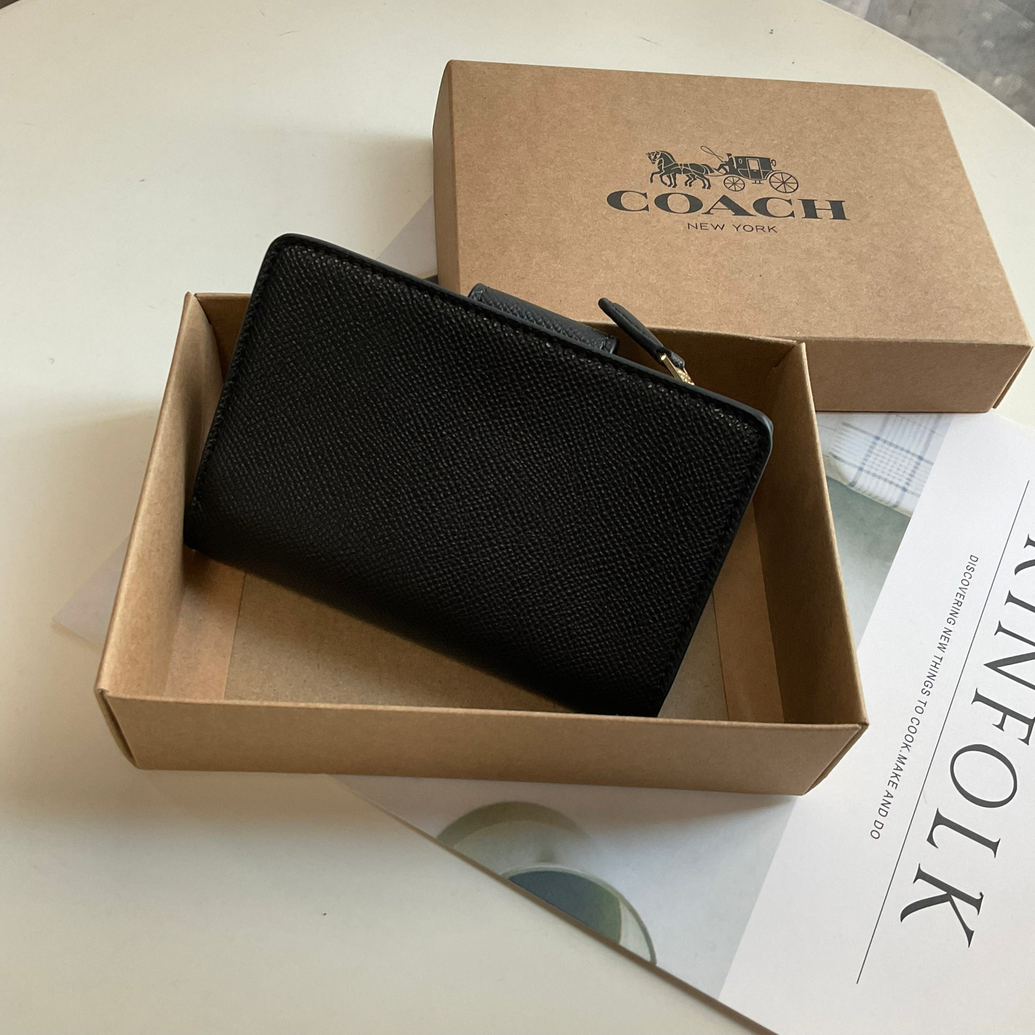 COACH SMALL WALLET IN SIGNATURE CANVAS กระเป๋าสตางค์ใบกลาง แบบพับสองตอน เปิดปิดด้วยกระดุมปั้มแบรนด์ ด้านในมีช่องใส่บัตรหลายช่อง พร้อมช่องใส่รูป และช่องใส่ธนบัตร ด้านหลังมีช่องซิปเหรียญอีกหนึ่งช่อง น้ำหนักเบา พกพาสะดวก อะไหล่ทองสุดหรู ห้ามพลาดค่ะ!