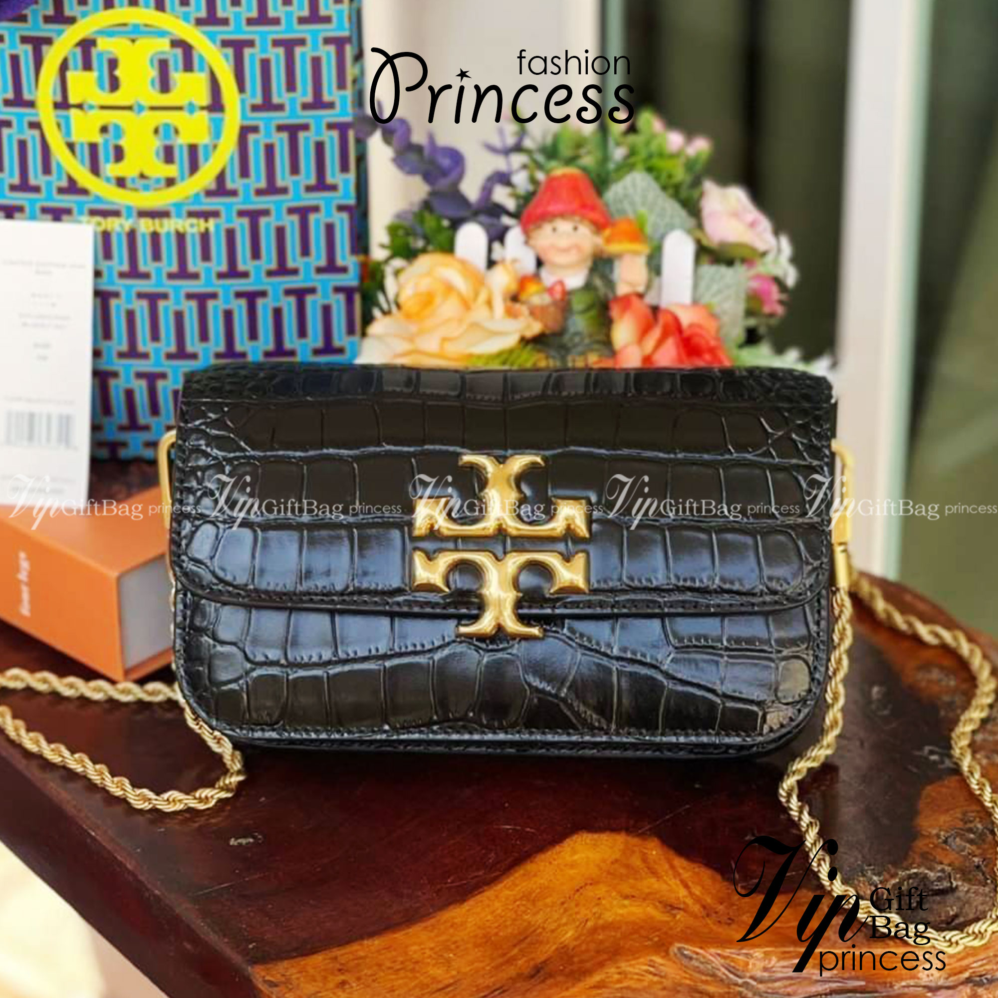 Tory Burch Eleanor Crocodile-Embossed Phone Crossbody Bag จุดเด่นของรุ่นนี้คือดีไซน์ออกมาในสไตล์คลาสสิกที่มาพร้อมกับฮาร์ดแวร์ที่ทำจากวัสดุทองเหลืองและสายสะพายโซ่เกลียวสีทอง ซึ่งการออกแบบได้รับแรงบันดาลใจมาจากเครื่องประดับ รูปทรงกะทัดรัดจึงสามารถสะพายใช้งา