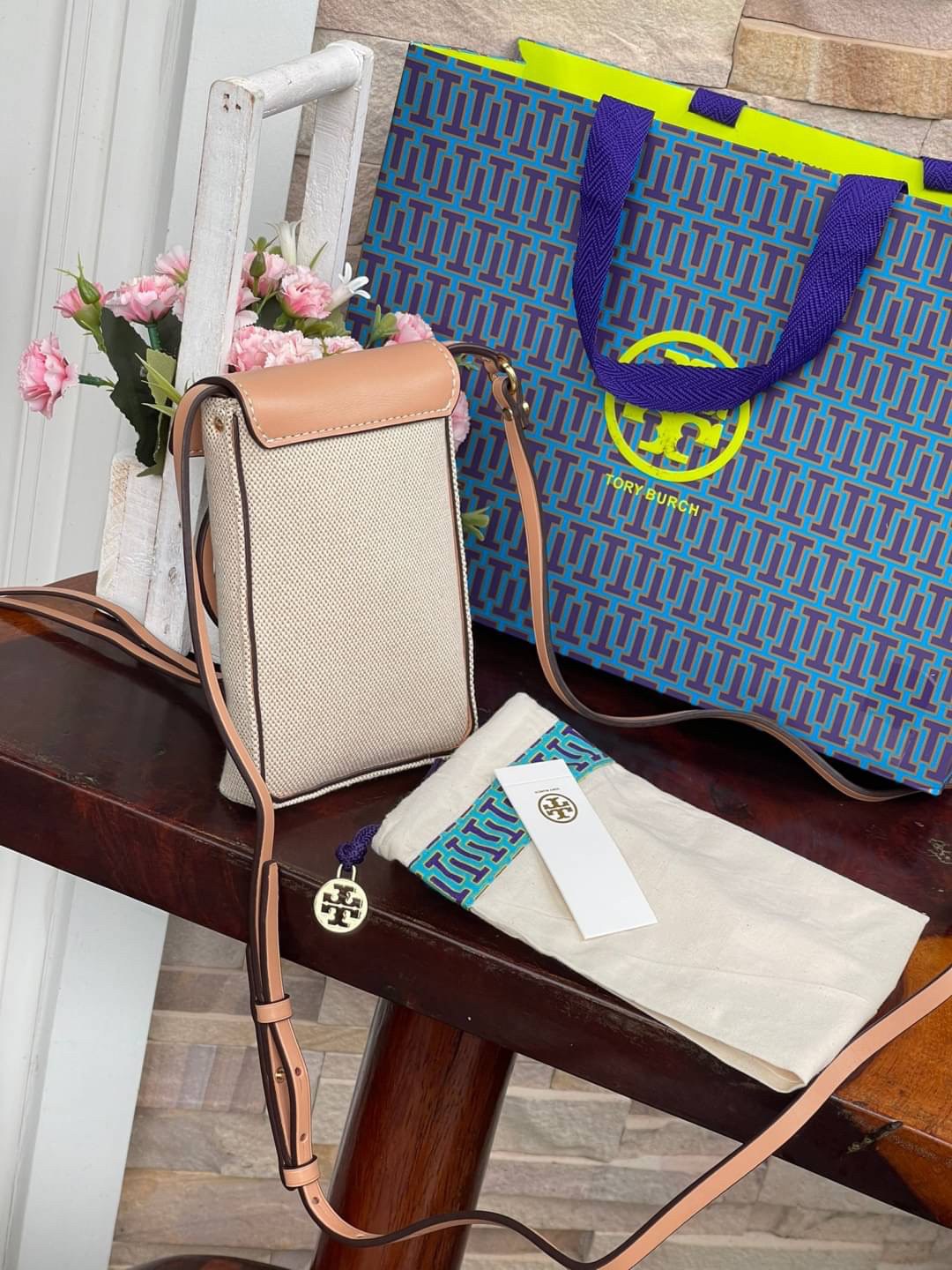 OUTLET 💕Tory Burch Miller Canvas Phone Crossbody ขึ้นชื่อว่ากระเป๋าสำหรับใส่มือถือหรือของจุกจิกต่างๆ โดยให้เหมาะกับการใช้งานนั้นมีไม่มาก คอลเลคชั่นนี้ออกมาเพื่อเอาใจสาวๆโดยเฉพาะ สีสันสุภาพ