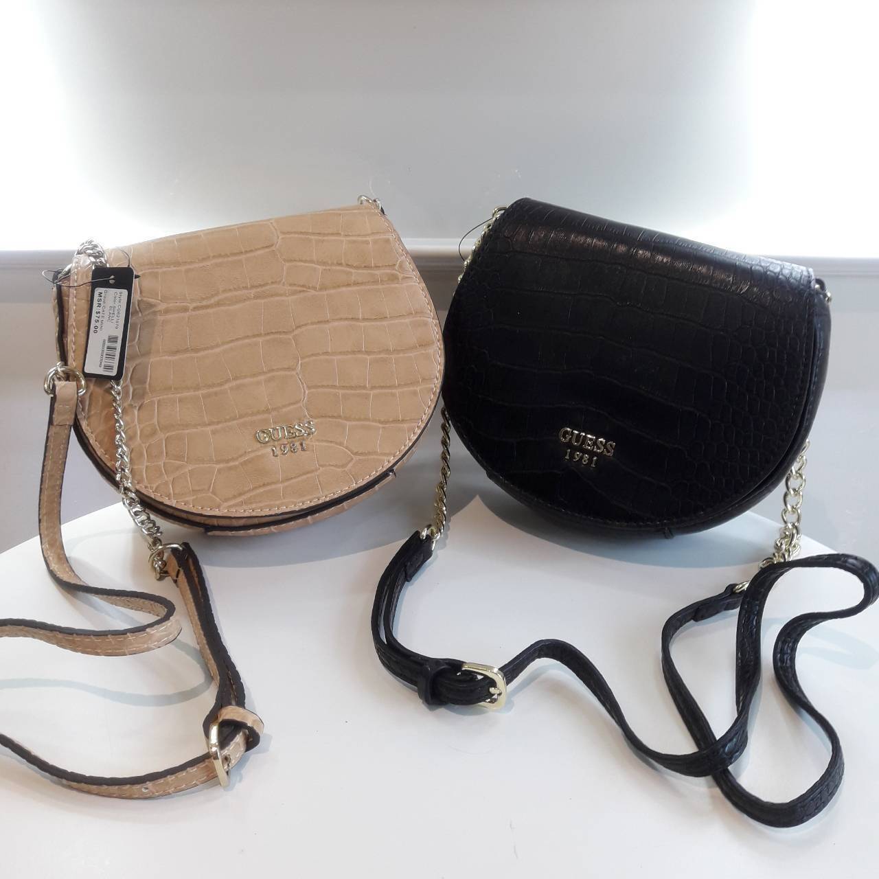 Guess croc crossbody bag กระเป๋าสะพานดีไซน์เก๋ ทรงน่ารัก ฝาพับโค้งดีไซน์สวย ด้านหนังปั๊มลาย croc ประดับ logo brand สีทอง เปิดปิดด้วยกระดุม มีช่องเล็กลับใส่บัตรได้ ช่องใหญ่บุผ้า ลายแบรนด์ มีช่องใส่ของแยก ใส่มือถือได้ทุกรุ่น มาพร้อม สายยาวโซ่ต่อหนัง ใบนี้เห