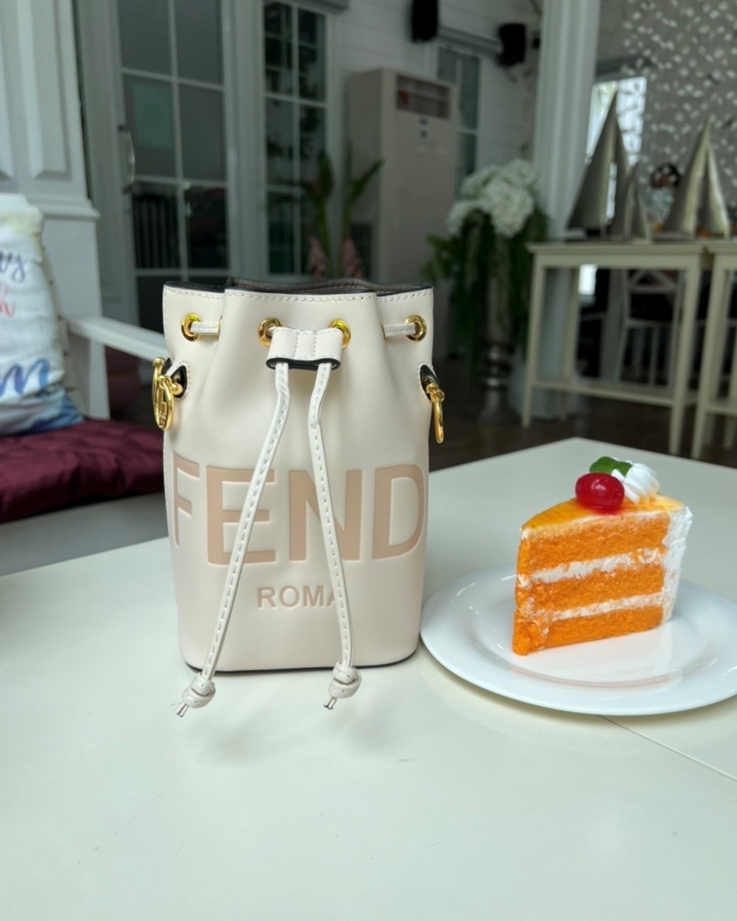 FENDI Mon Tresor Mini Leather Bucket Bag / FENDI Bucket Bag พร้อมส่ง กระเป๋าถือหรือสะพายข้างทรงบัคเก็ต ทรงขนมจีบ ลายแบรนด์ อะไหล่ทองหรูหรา