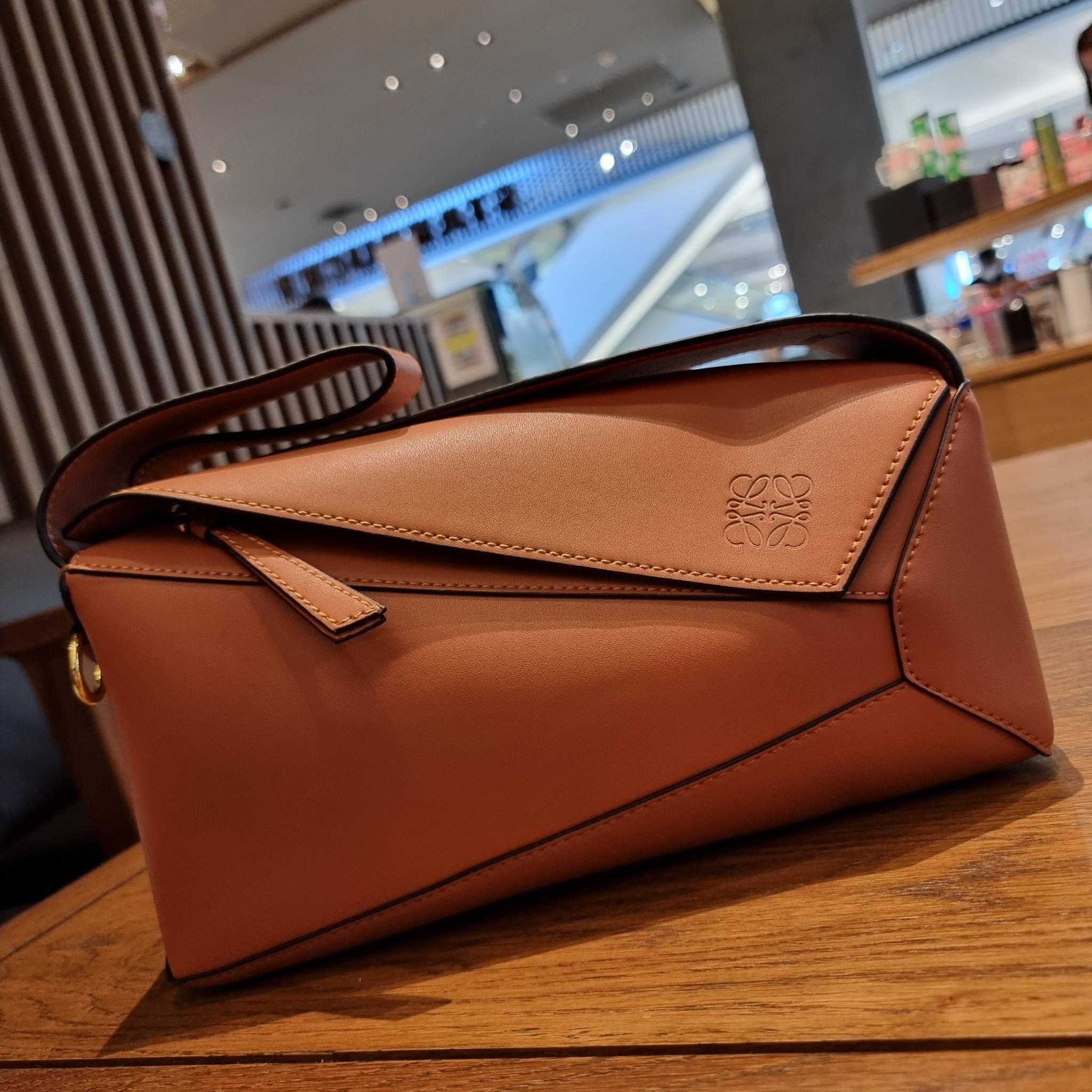 LOEWE PUZZLE HOBO BAG ใหม่ล่าสุด กับแบรนด์ที่มีดีไซน์โดดเด่นเป็นเอกลักษณ์ สวยหรูทุกรุ่นจริงๆ!! กระเป๋าสะพายโฮโบ ทรงสวย สไตล์พัซเซิลคลาสสิค วัสดุหนังวัวฟอกสี นิ่มมือ ฟินมาก!! เปิดใช้งานด้วยซิป ที่ภายในโล่งกว้าง ใส่ของสำคัญได้ครบไม่มีพลาด แบบสบายๆ มาพร้อมสา