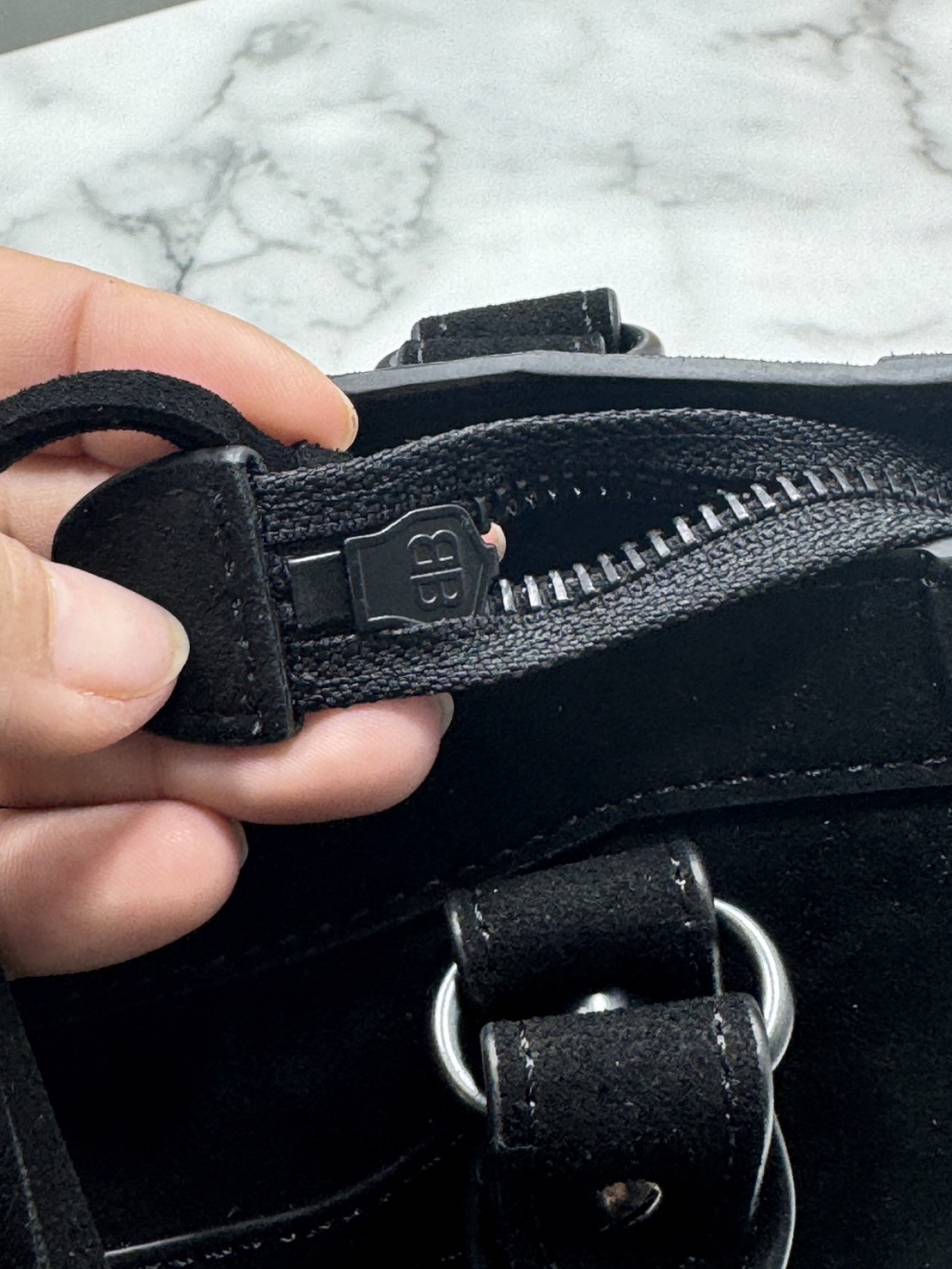 ORI หนังแท้ | Balenciaga Le City suede bag 30cm กระเป๋าถือ/สะพายข้างดีไซน์โดดเด่นสวยเท่ล้ำสมัย ใหม่ล่าสุดงานหนังกลับที่สุดแห่งความไอคอนิกไม่เหมือนใคร มีกิมมิคและลูกเล่นแพรวพราว