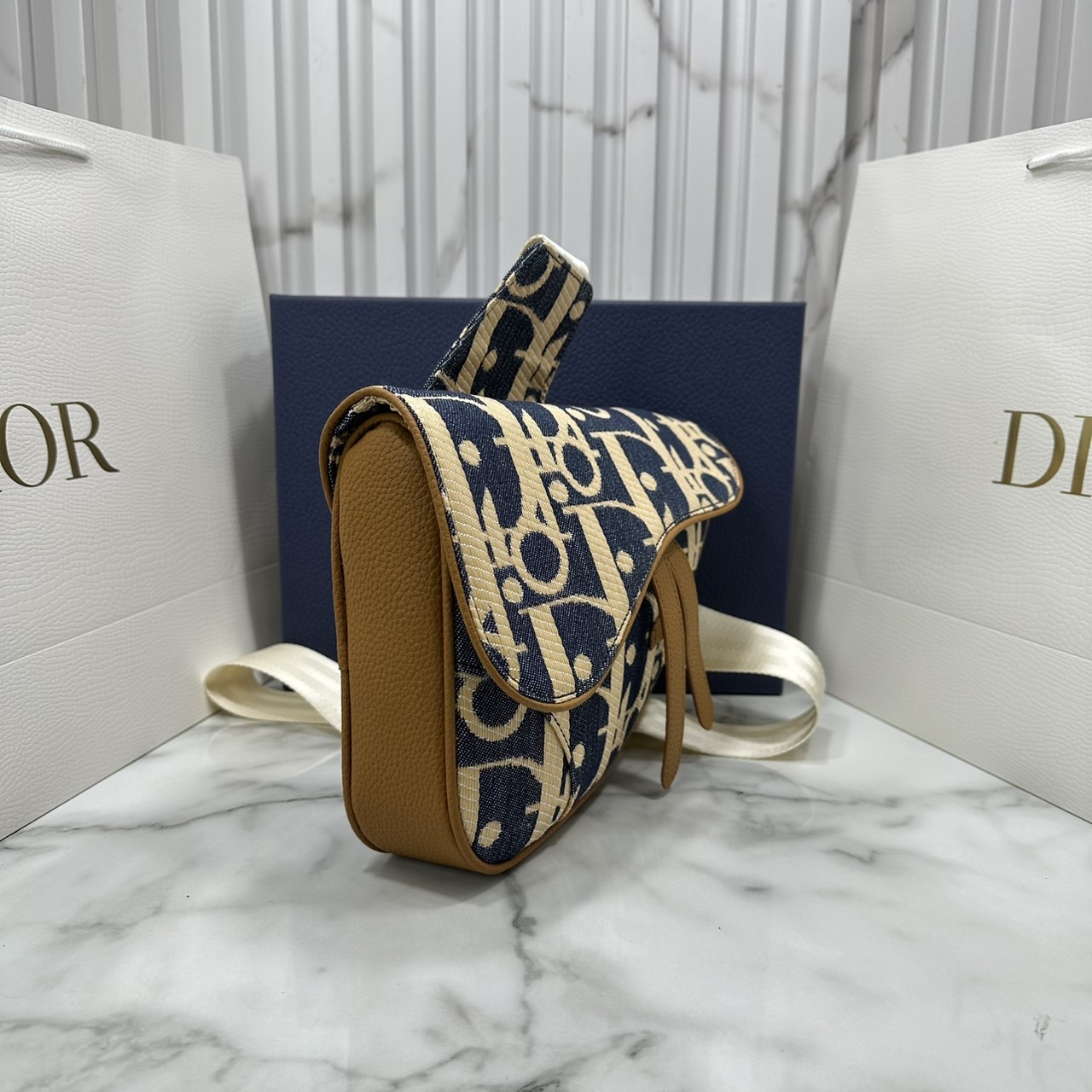 ORI หนังแท้ | DIOR Saddle Bag Blue and Beige Raffia-Effect Denim with Brown Grained Leather กระเป๋าสะพายคาดอก สัญลักษณ์สุดคลาสสิก ผ้าเดนิมลายแจ็คการ์ด Oblique พิมพ์ลายราฟเฟีย นำเสนอรูปแบบใหม่ให้กับไอคอนประจำแบรนด์